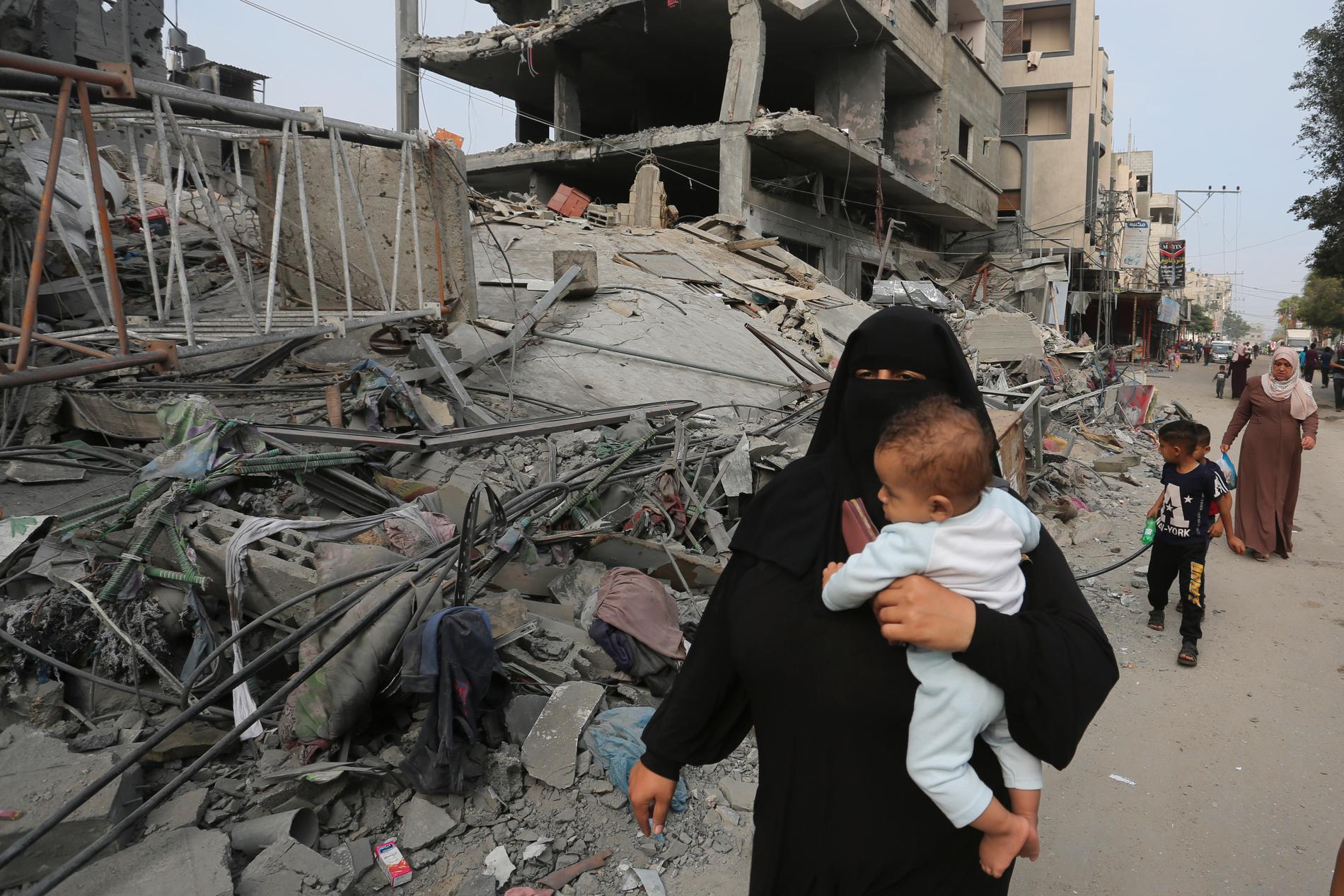 En kvinna och en bebis inne i Gaza på lördagen. 