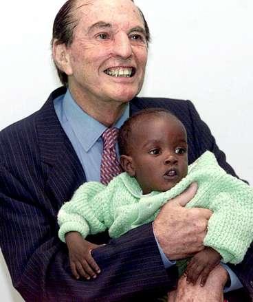 Christiaan Barnard fick kritik för att han inte gjorde någon åtskillnad mellan svarta och vita. På bilden från i fjol är han tillsammans med en 13-månader gammal baby från Zimbabwe.