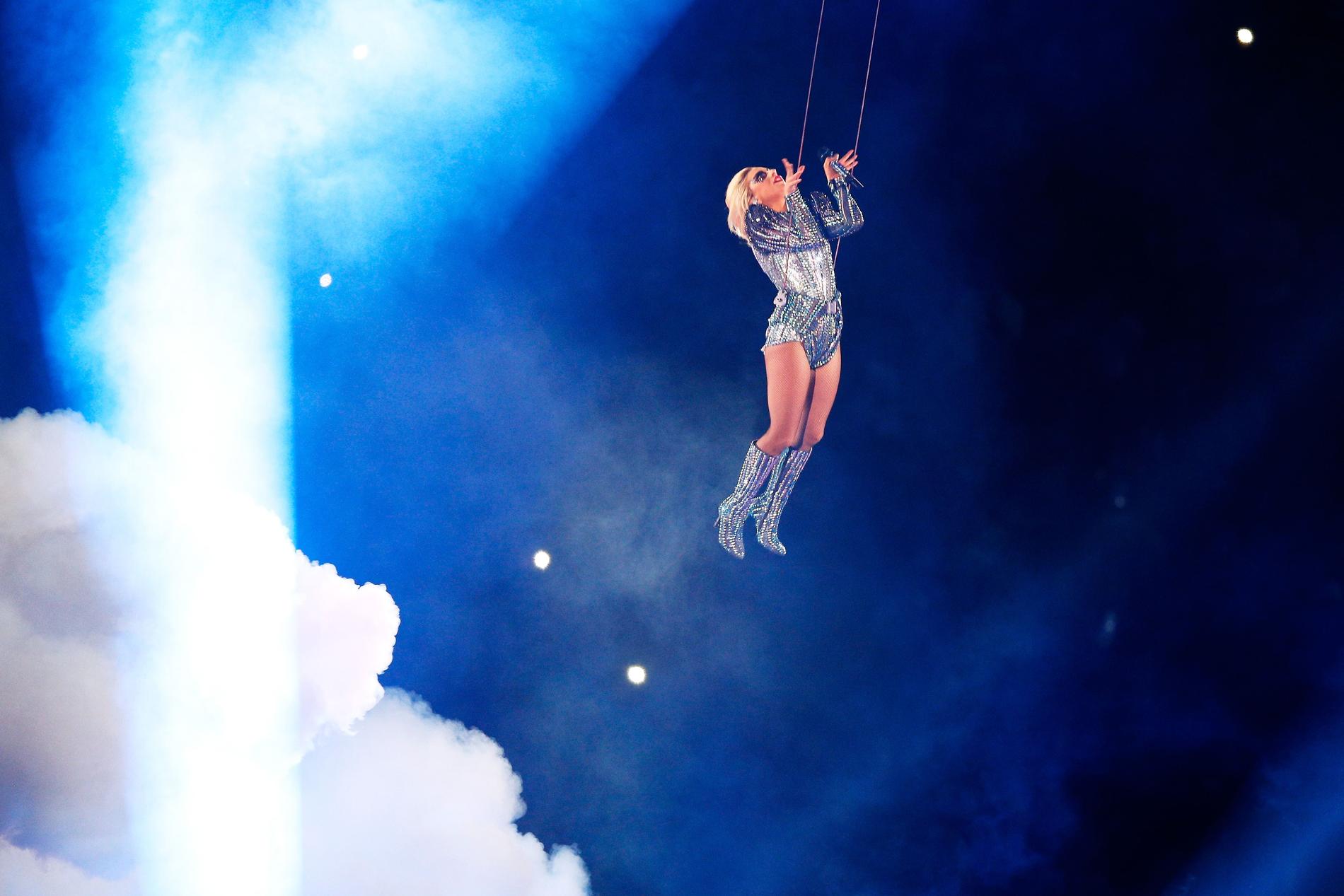 Lady Gaga under sin hysteriskt spektakulära show på Super Bowl.