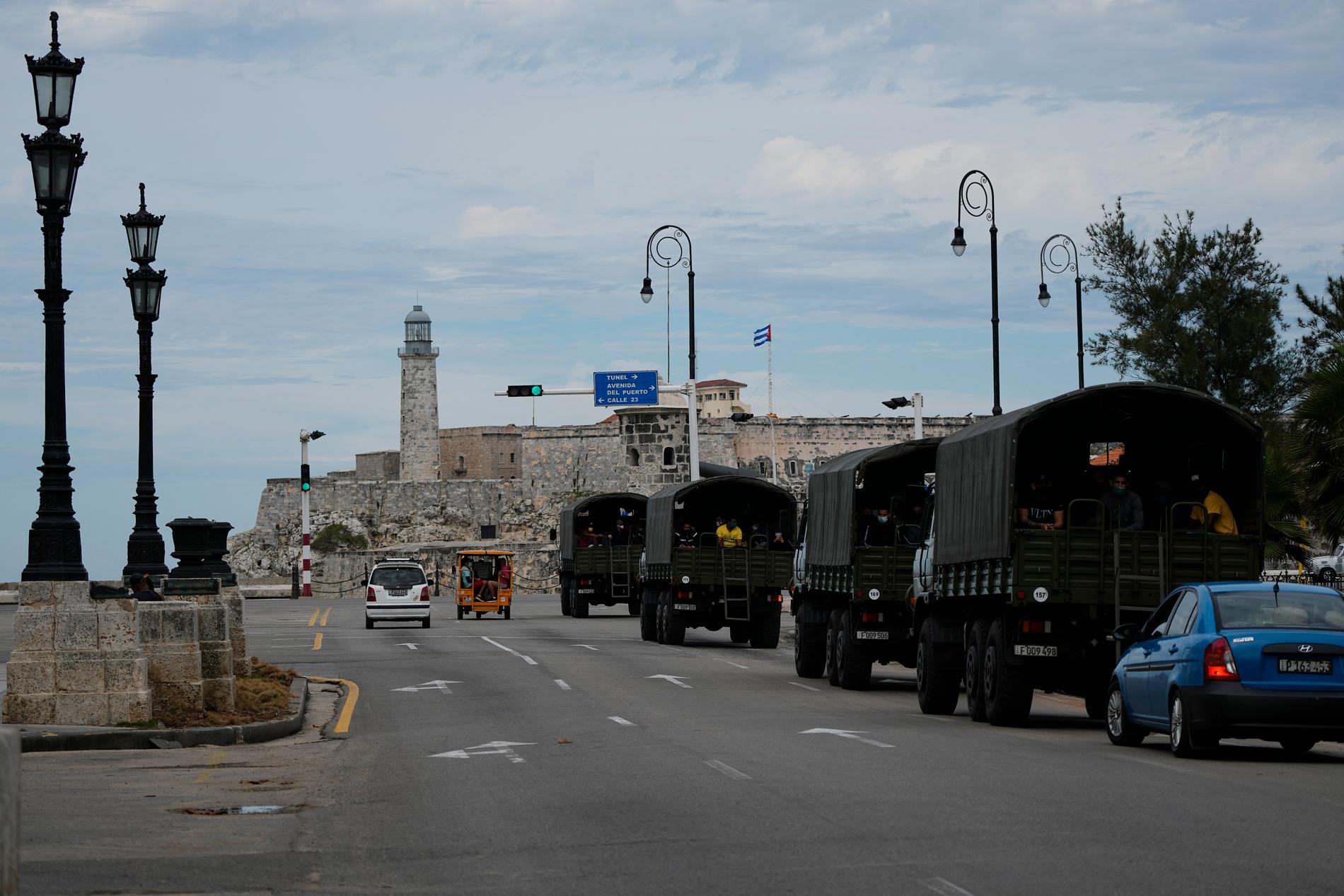 När nya protester planerades i november tog militära fordon plats längs med "el Malecón", strandpromenaden i Havanna. Arkivbild.