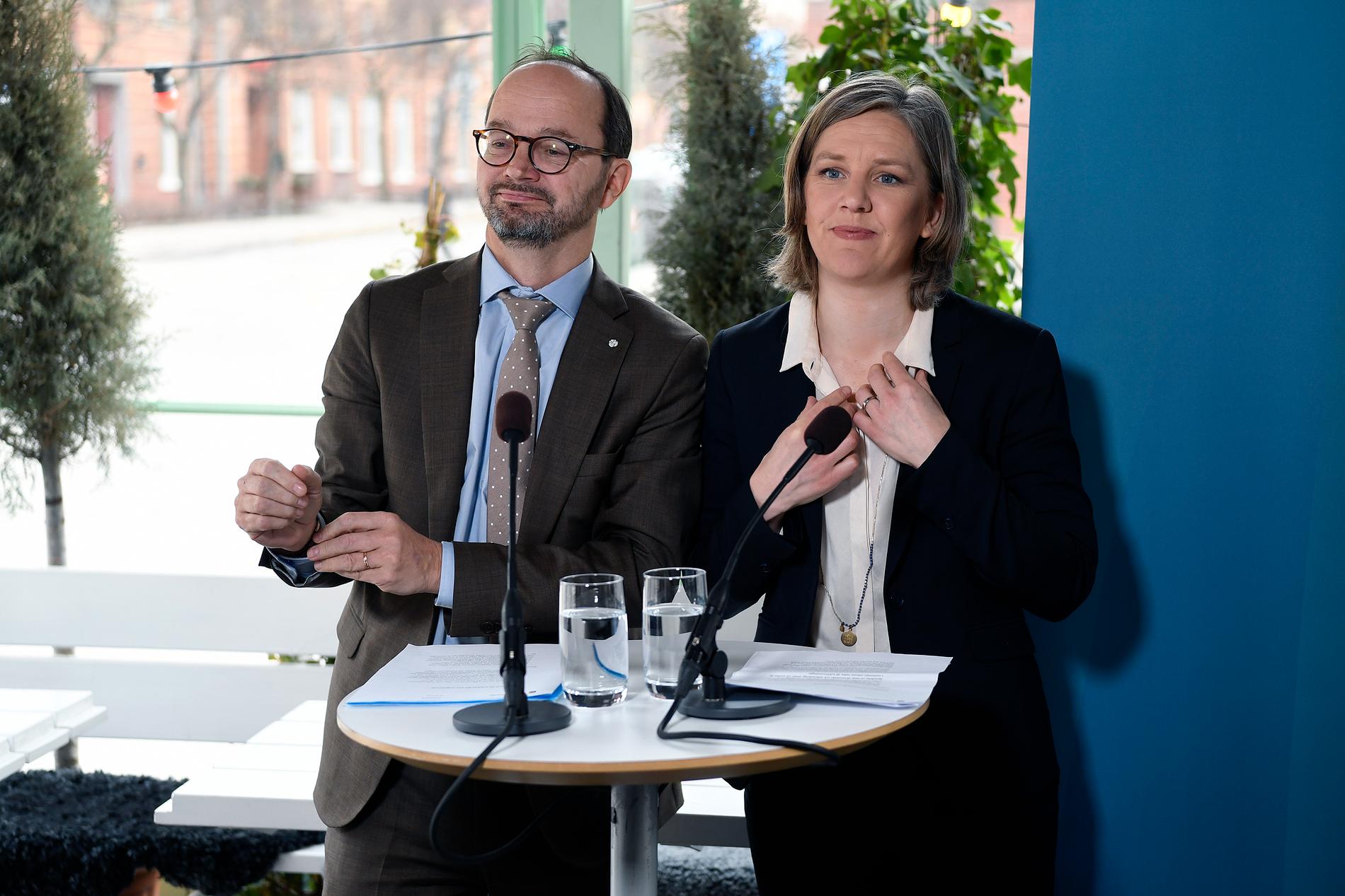 Infrastrukturminister Tomas Eneroth (S) och miljöminister Karolina Skog (MP) om hur miljözonerna ska utformas.