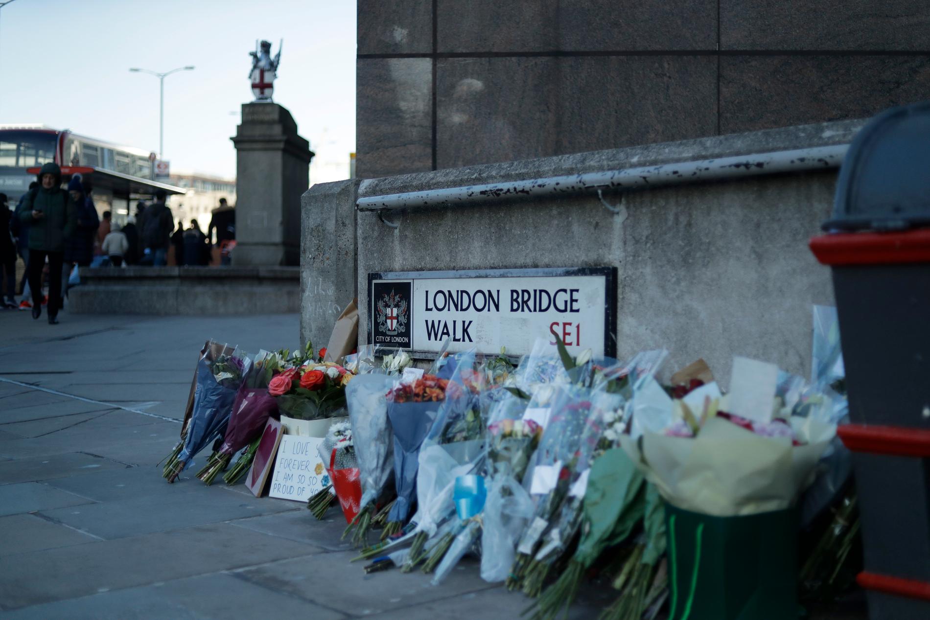 En minnesplats vid London Bridge, efter knivattacken som ägde rum vid den i slutet av november. Arkivbild.