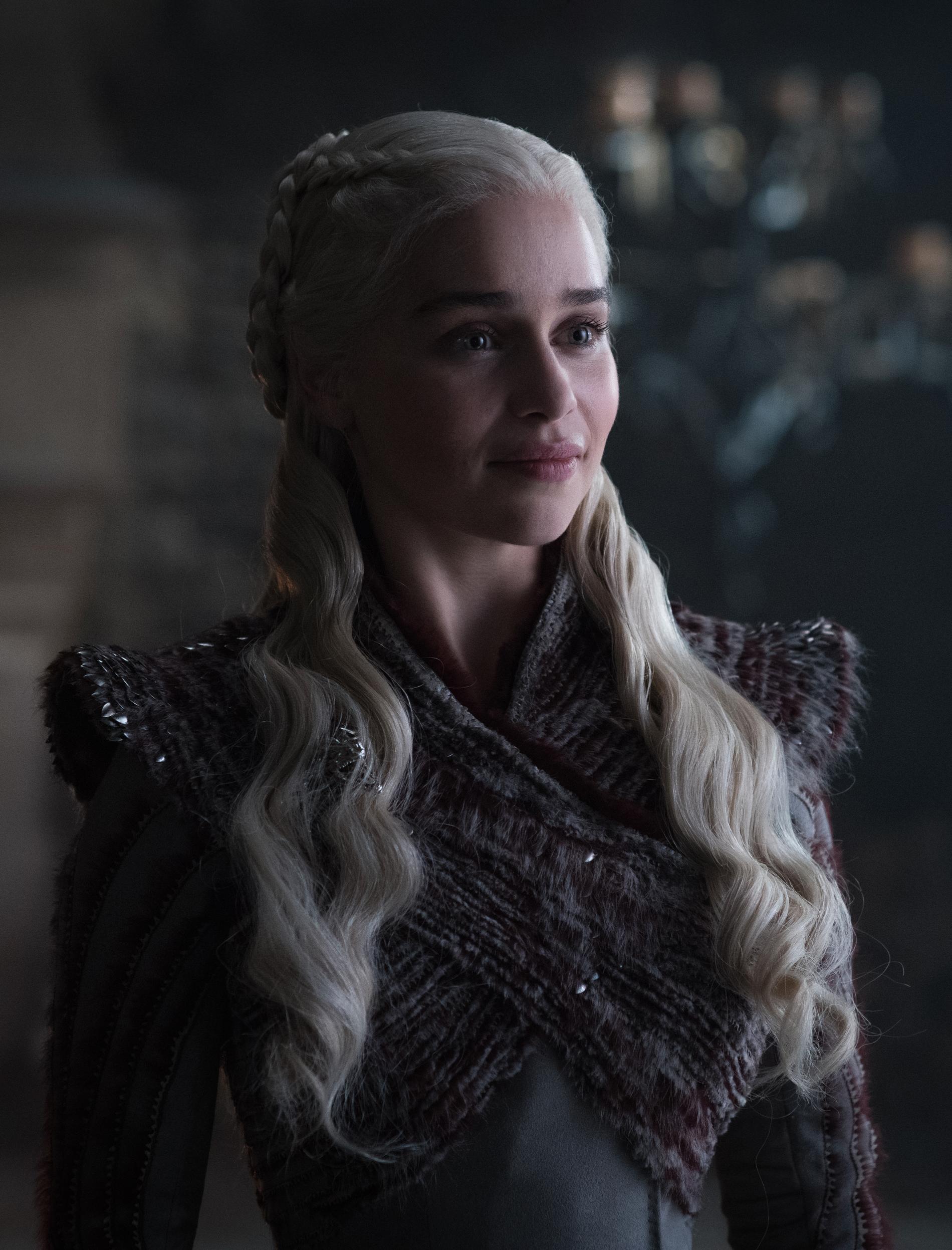 Ju längre norr ut karaktärerna kommer desto varmare kläder behöver de. Daenerys kläder börjar mer och mer spegla hennes familjs färger i svart och rött.