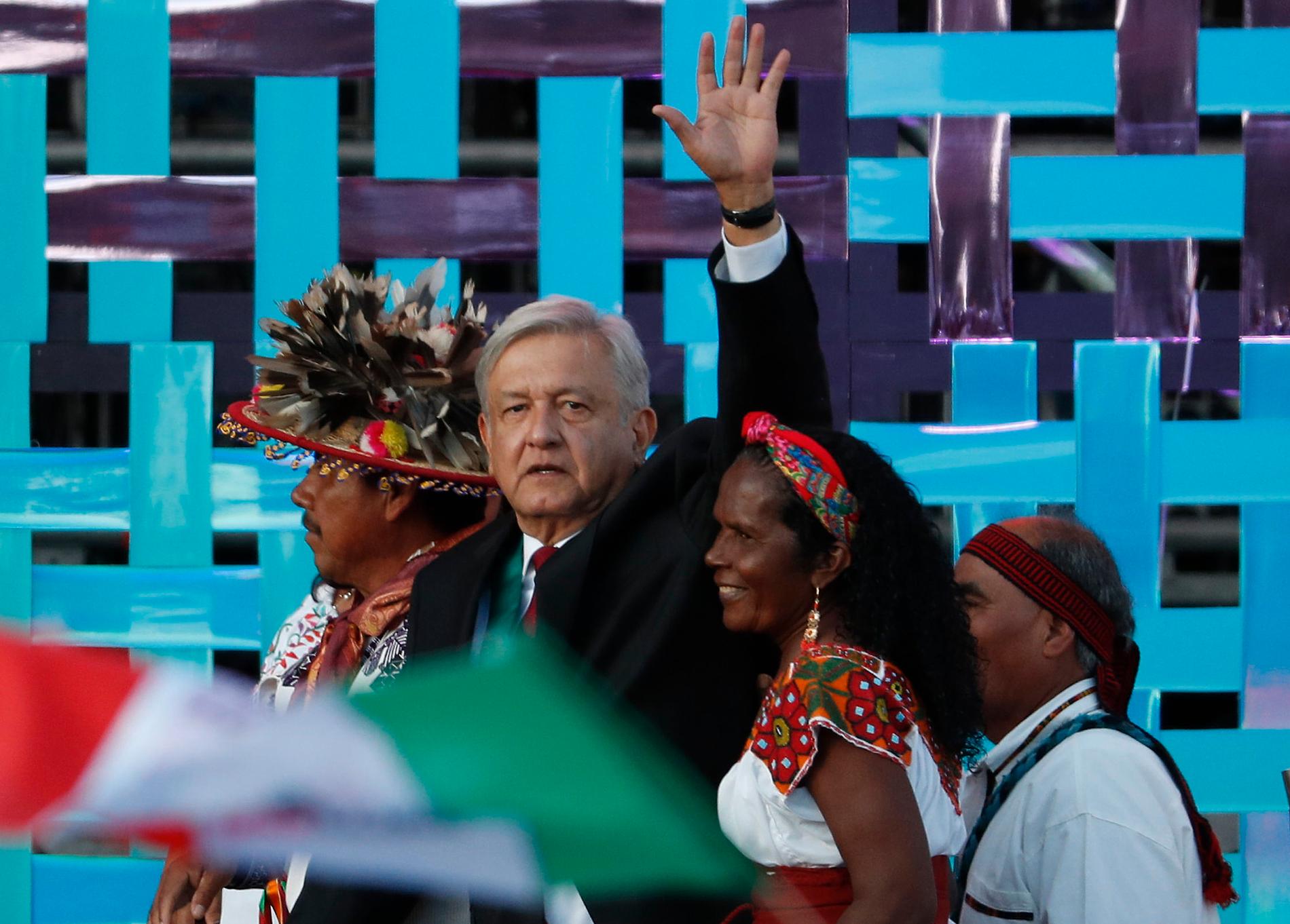 Mexikos president Andrés Manuel López Obrador, här vid med religiösa ledare från ursprungsbefolkningen vid ceremonin där han svors in i december. Arkivbild.