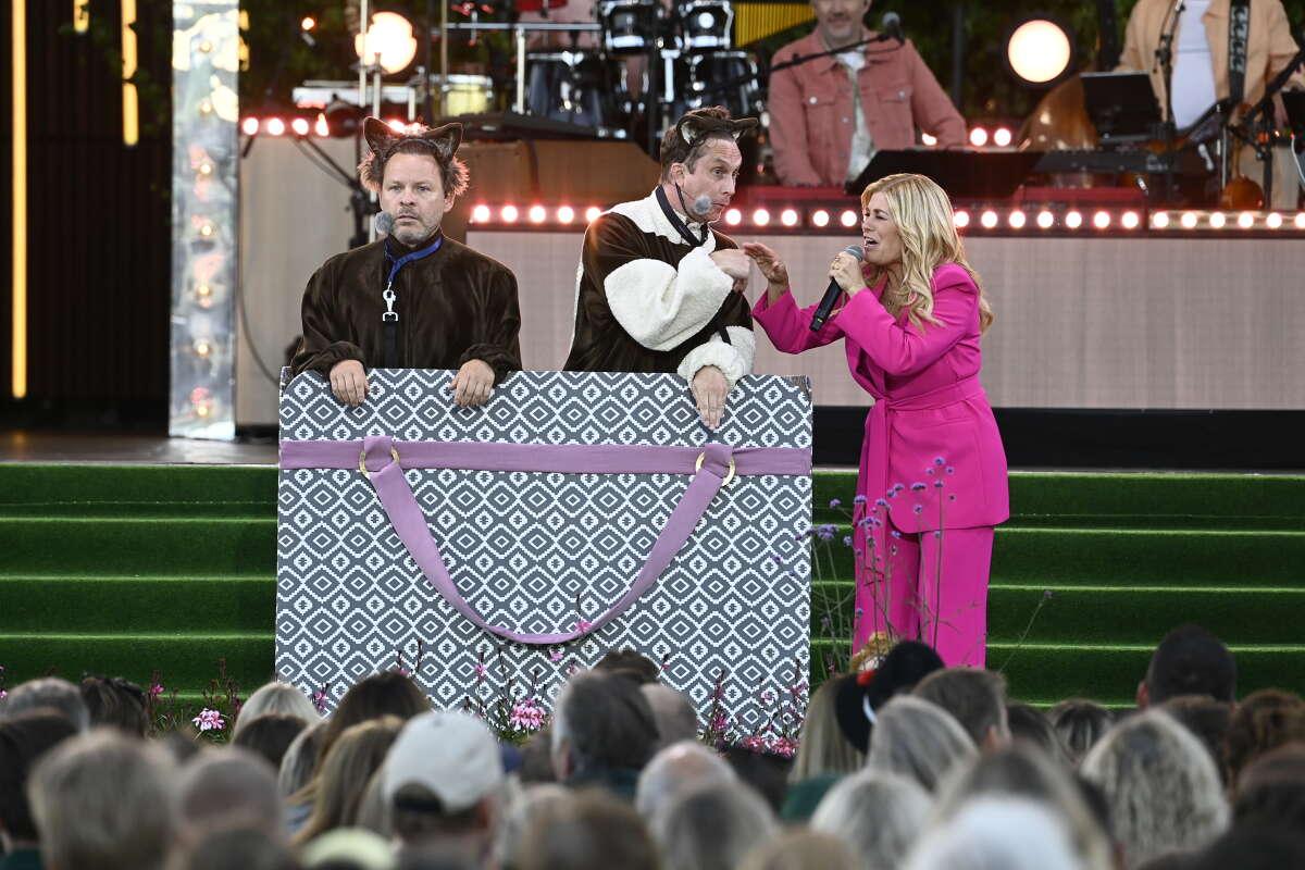 Pernilla Wahlgren skämtade om sina hundar i kvällens ”Allsång på Skansen”. 