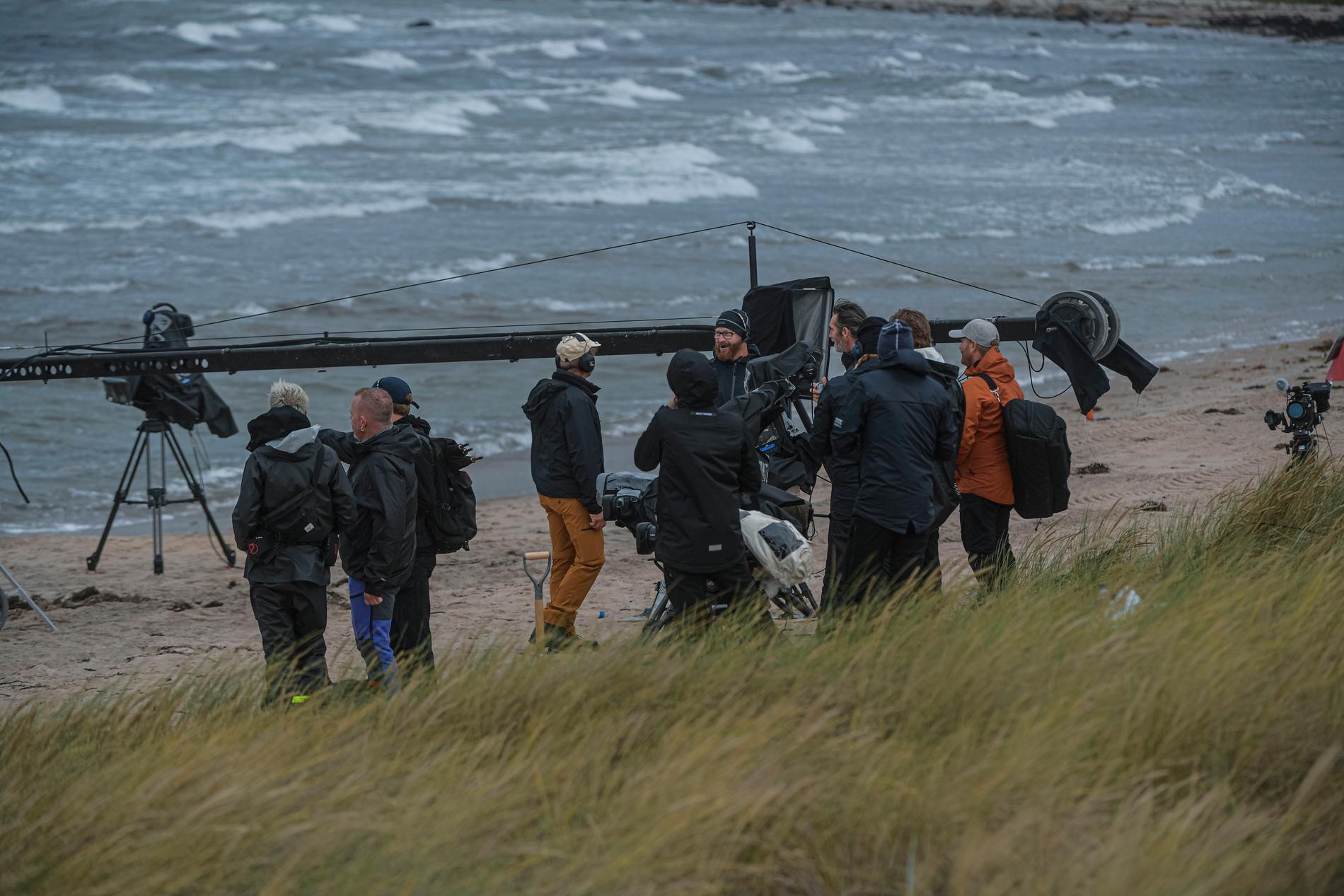 Kulingvarning i Kattegatt. Blåsten drog ner temperaturen ytterligare när ”Mästarnas mästare” spelade in på stranden på Bjärehalvön.
