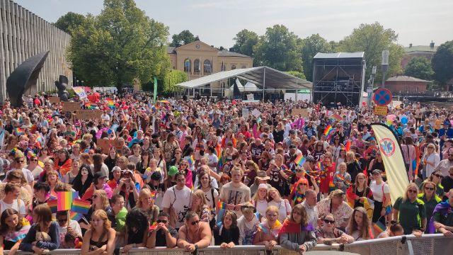 Folksamling efter Prideparaden i Västerås.