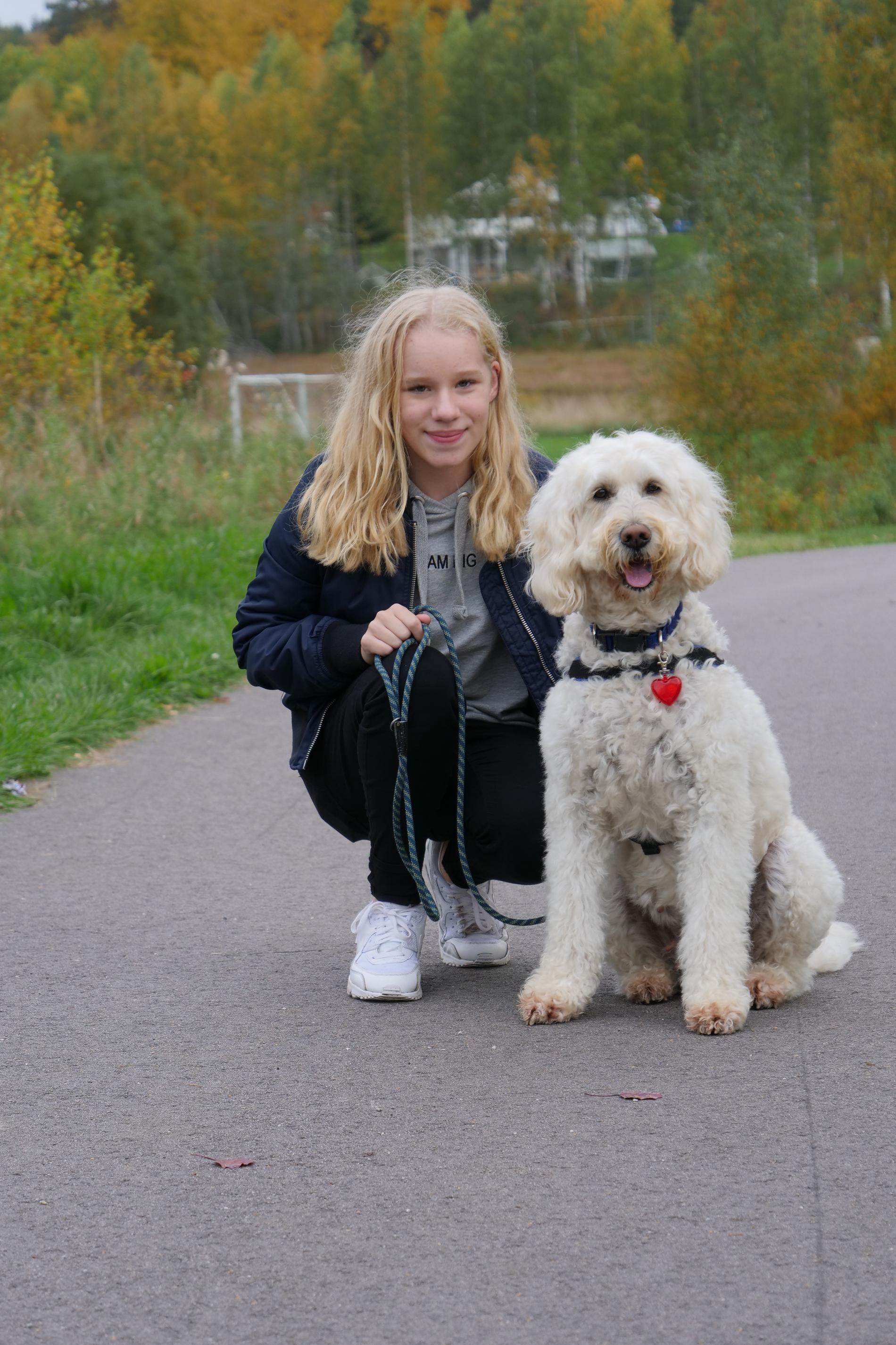 Hunden Livia har hjälpt Elsa, 12, att må bättre när hon haft det som svårast.