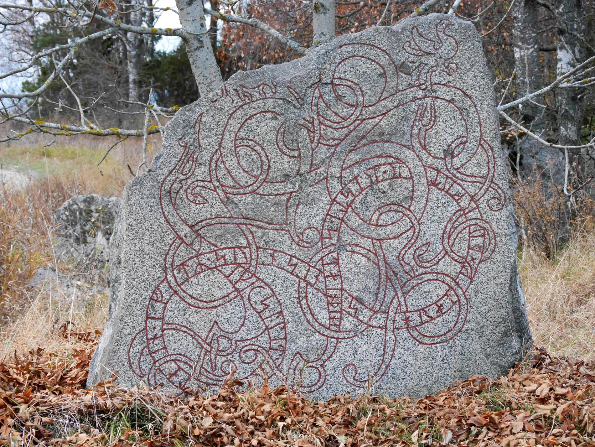 Hårby-stenen vid Hårby Gård vid Hjälstaviken i Husby Sjutolft socken i Enköpings kommun.