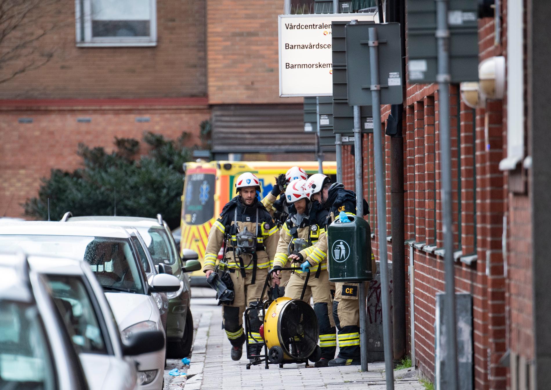 Räddningstjänsten på plats vid en brand på Grangatan i centrala Malmö på måndagen.