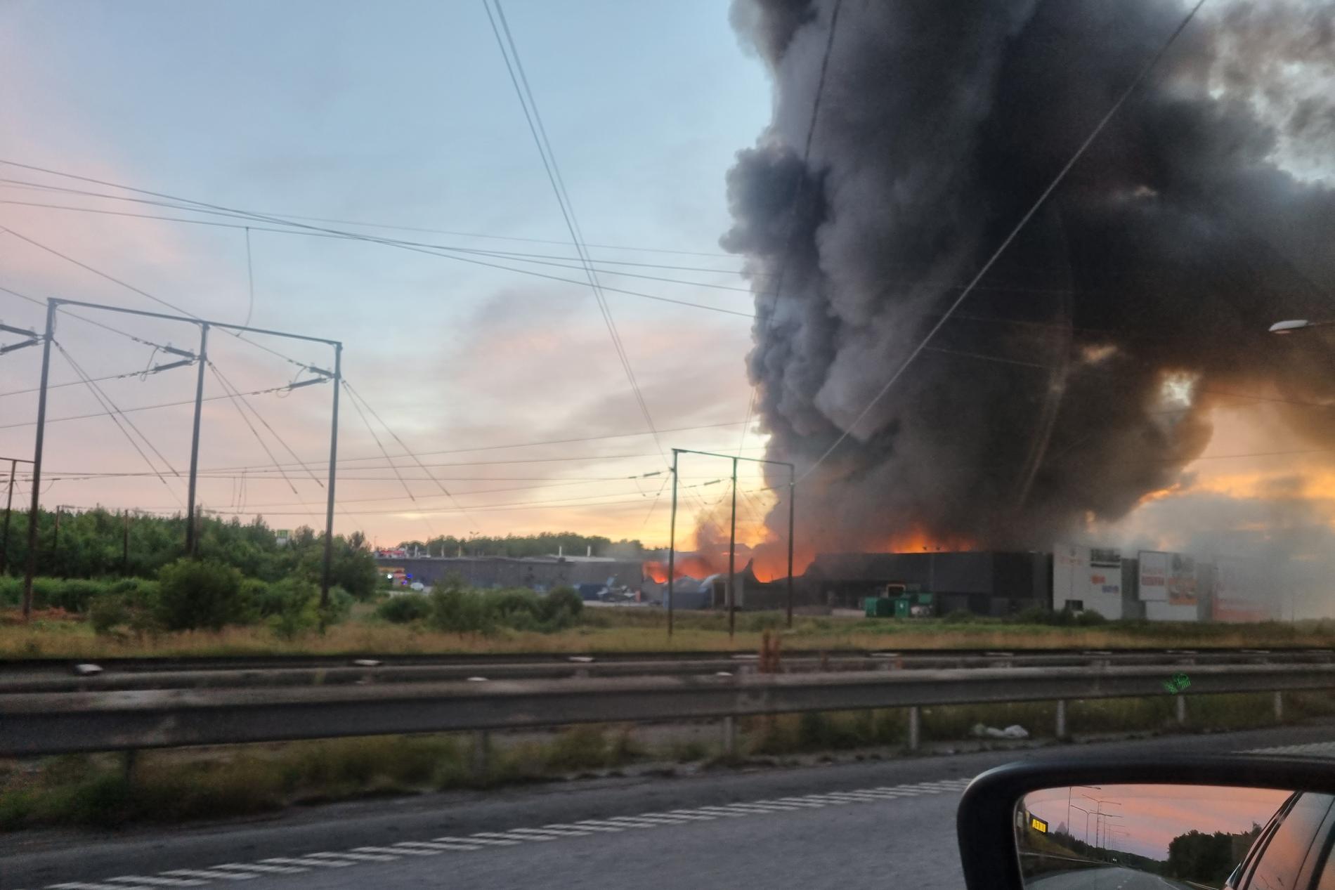 Kraftig brand på handelsområdet Erikslund i Västerås.