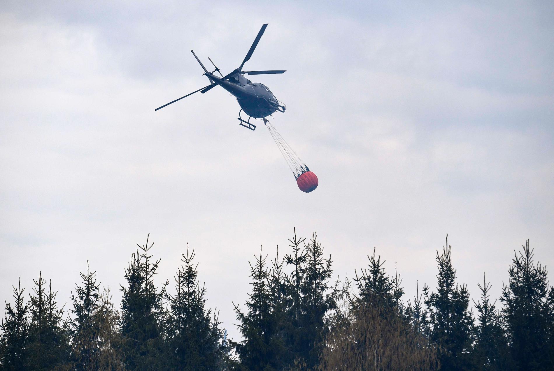 En helikopter vattenbombar en brand i Hästveda i fjol.