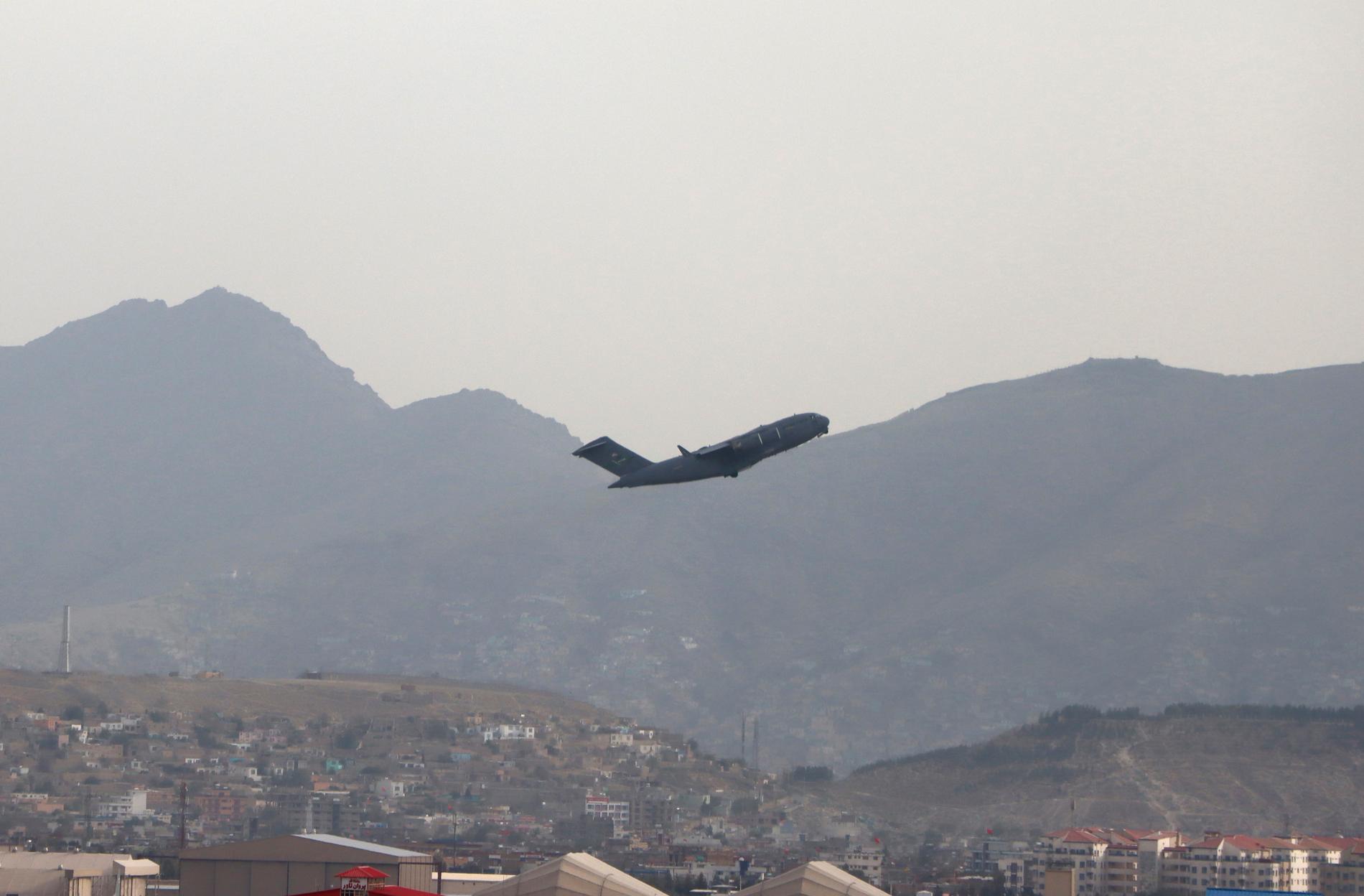 Här lyfter ett av de sista amerikanska C-17-flygplanen från Kabul på måndagen.