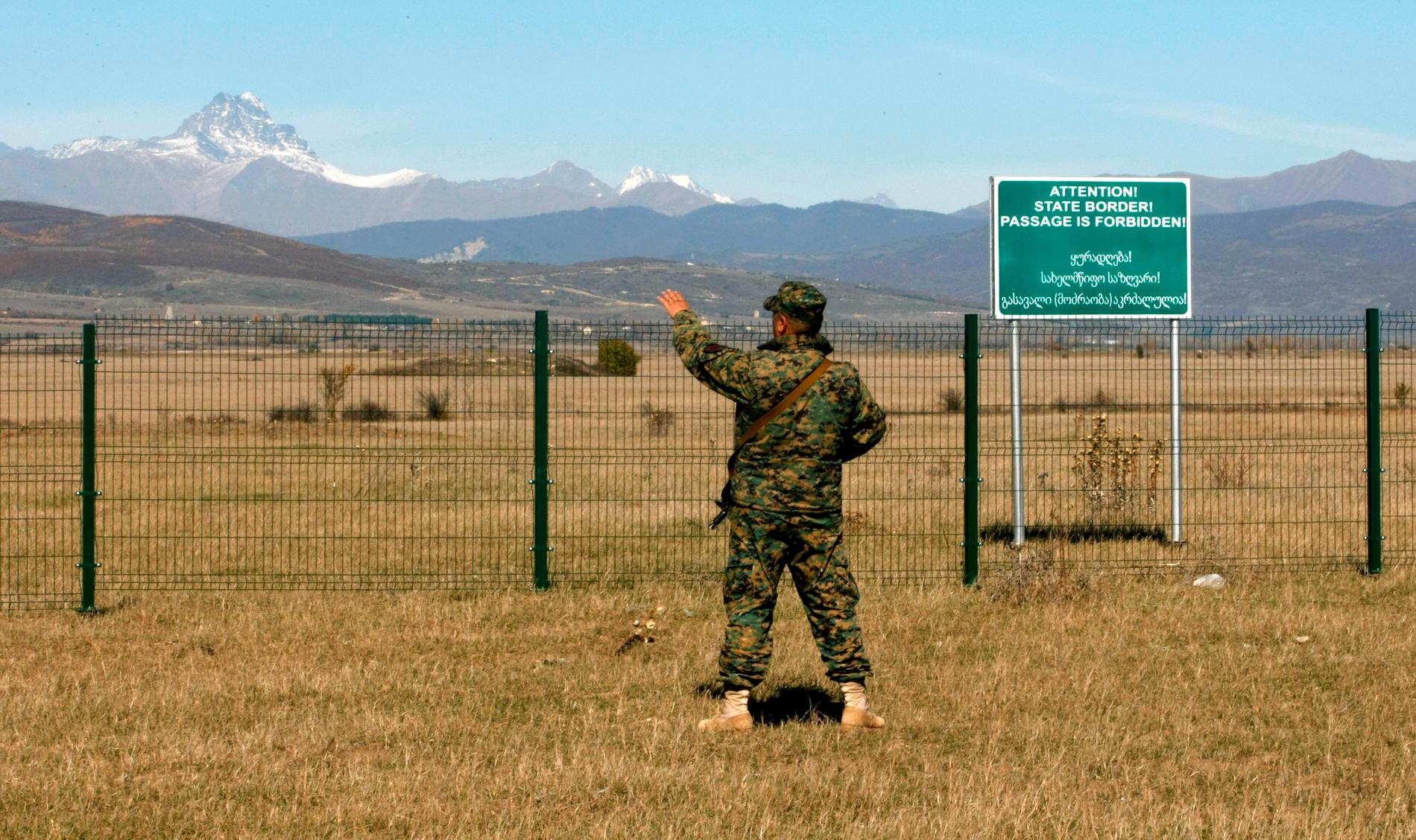 En georgisk polis vaktar gränsen mot utbrytarområdet Sydossetien, där Ryssland gick in 2008 och fördrev Georgiens styrkor.