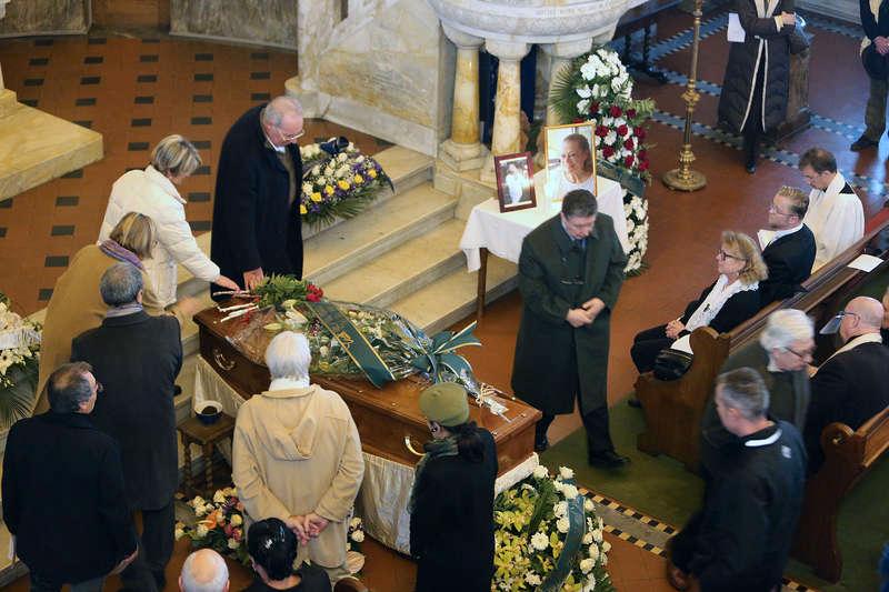 En lång ström av vänner defilerade förbi kistan i den blomstersmyckade tyska evangeliska kyrkan Christuskirche i Rom.