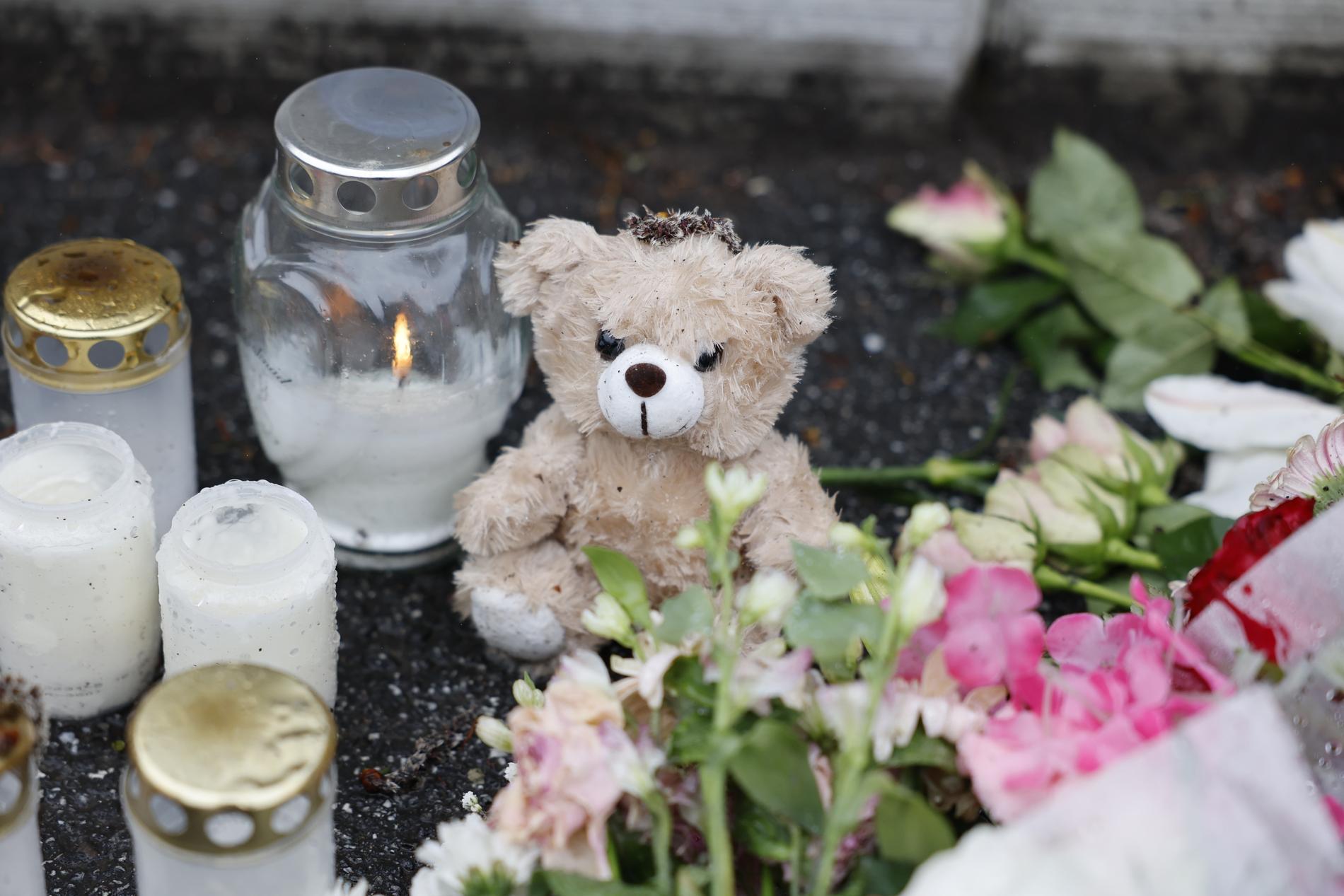 En minnesplats med nallar, blommor och ljus har bildats utanför huset där två barn misstänks ha mördats av sin pappa i bostadsområdet Lina Hage i Södertälje.