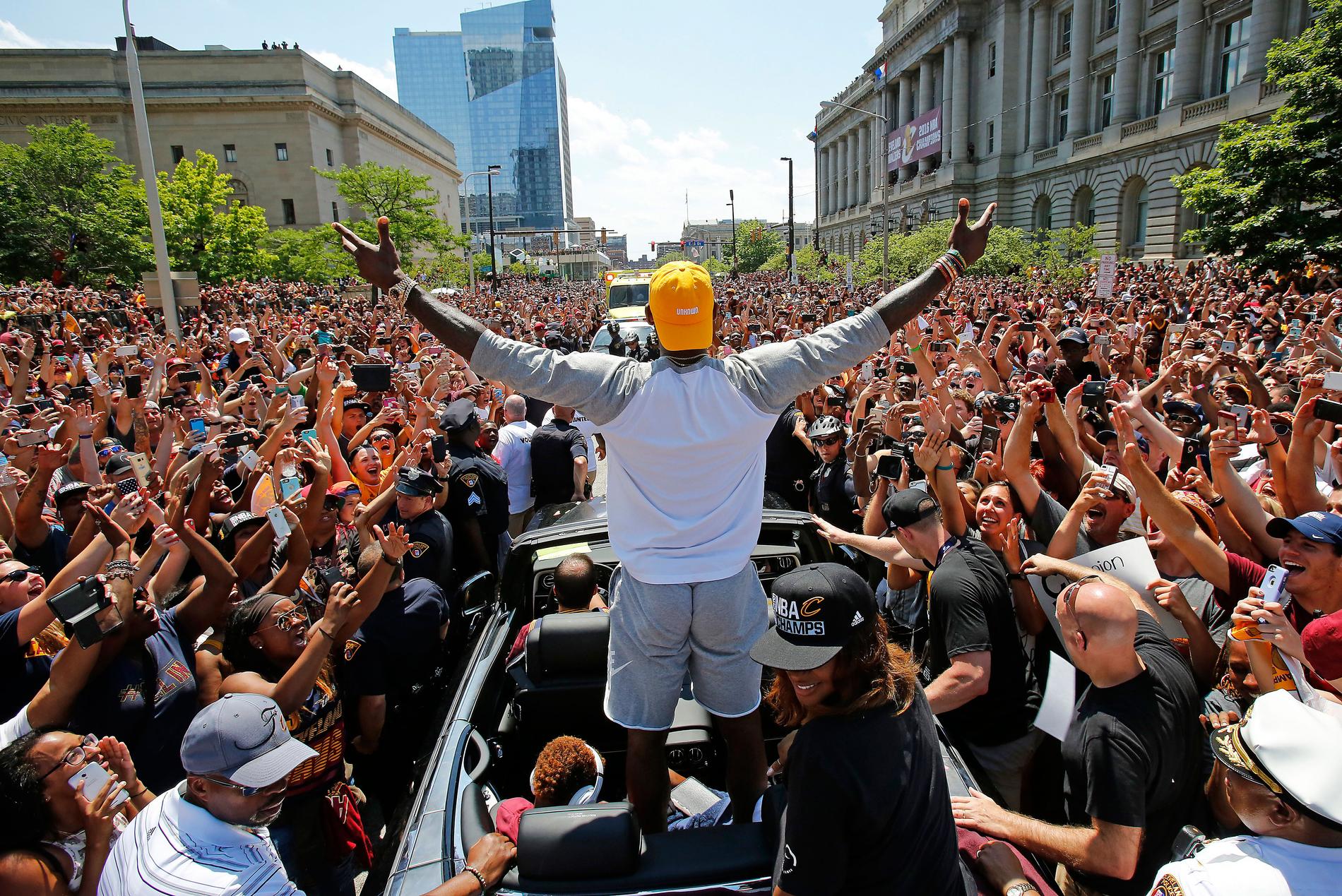 TOGS EMOT SOM EN GUD. Lebron James förde Cleveland Cavaliers till NBA-titeln i somras. Och festen på gatorna visste inga gränser.