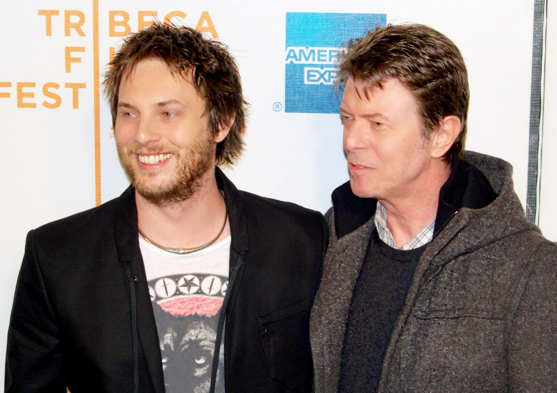 Duncan Jones och David Bowie vid en filmpremiär 2009.l
