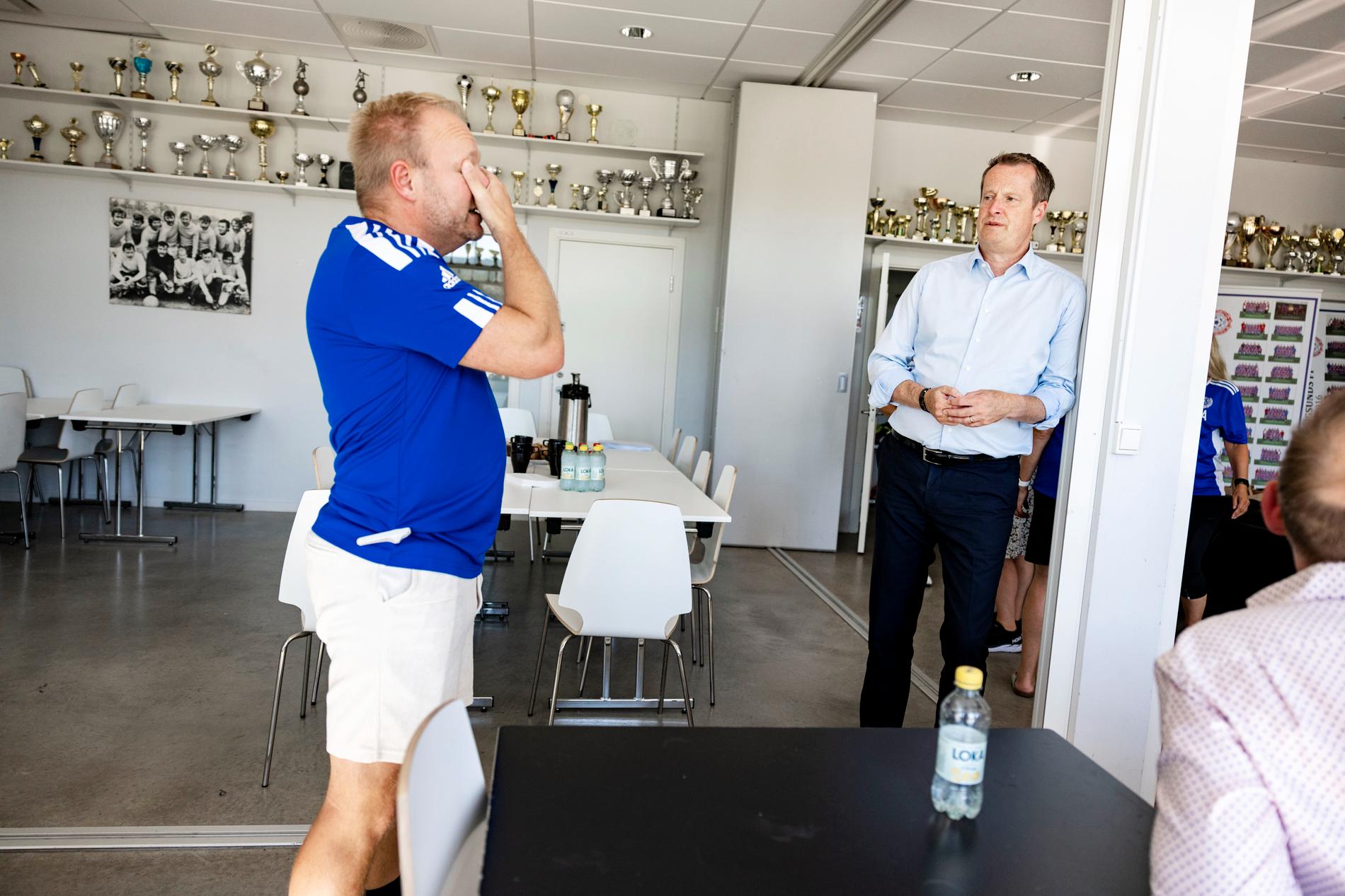 Johan Villingstam tar emot Anders Ygeman i klubblokalen.