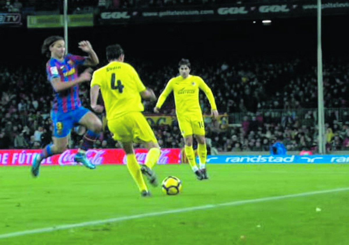 Såg rött Zlatan Ibrahimovic var märkbart irriterad under matchen mot Villarreal. Till slut hoppade han på Diego Godin.