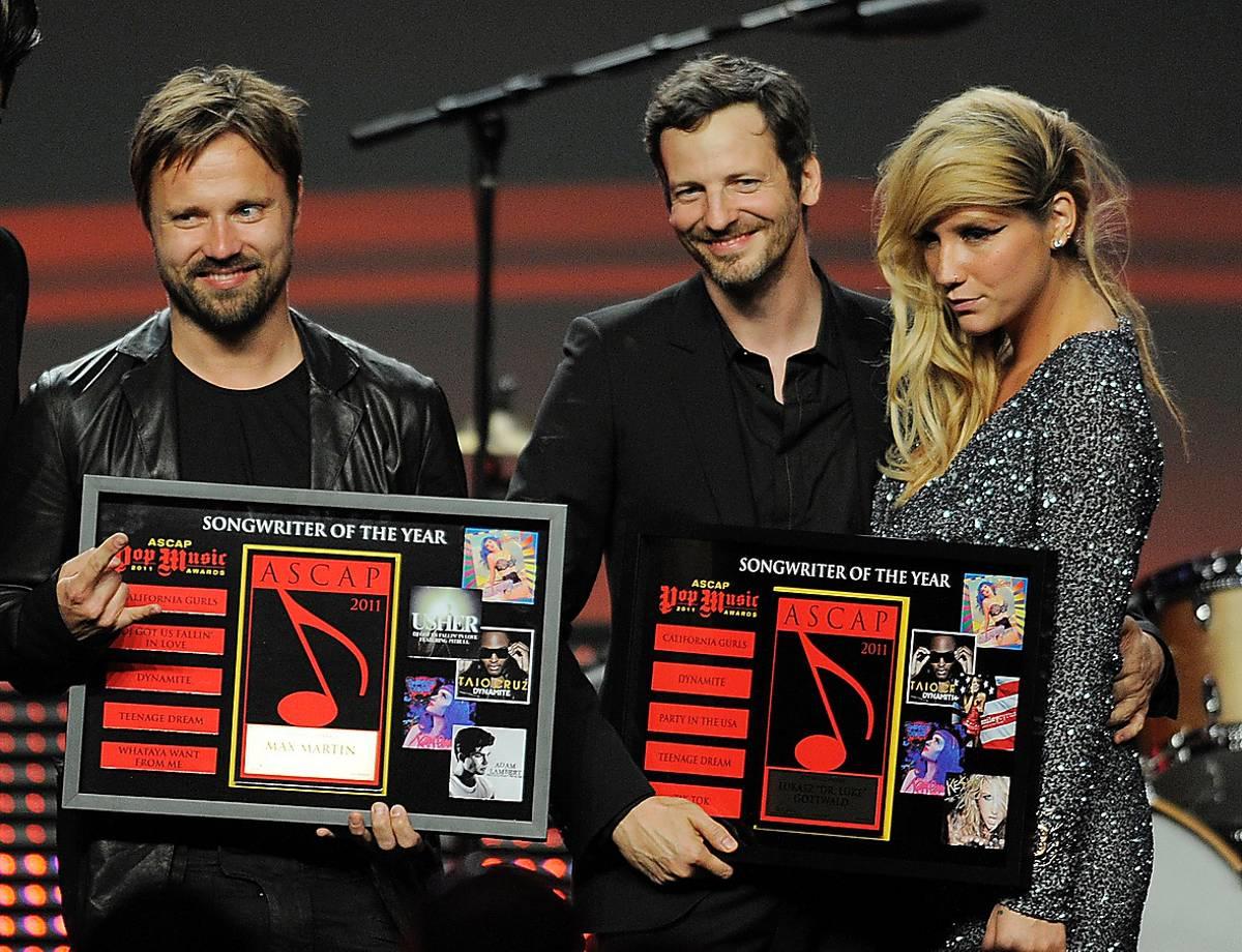 FRAMGÅNGSRIKA Låtskrivarna Max Martin och Johan ”Shellback” Schuster, här tillsammans med sångerskan Kesha.