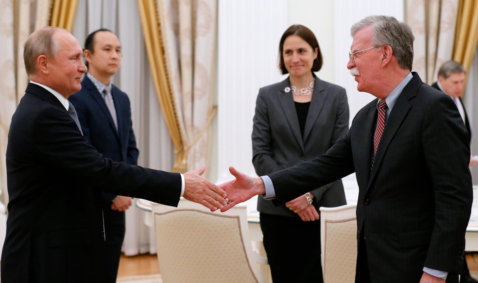 Rysslands president Vladimir Putin (till vänster) hälsar på USA:s nationella säkerhetsrådgivare John Bolton under Boltons besök i Moskva.