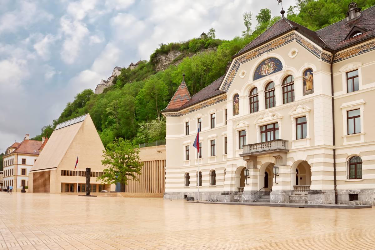 10. LIECHTENSTEIN Parlamentsbyggnaden i Vaduz, Liechtensteins ”huvudstad”.