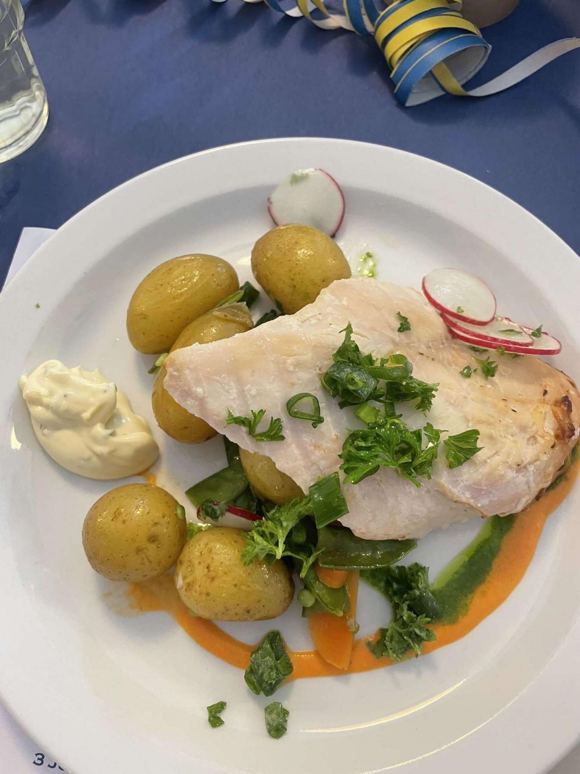 Potatis och kyckling serverades till studentlunchen på Högbergsskolans gymnasium i Tierp.
