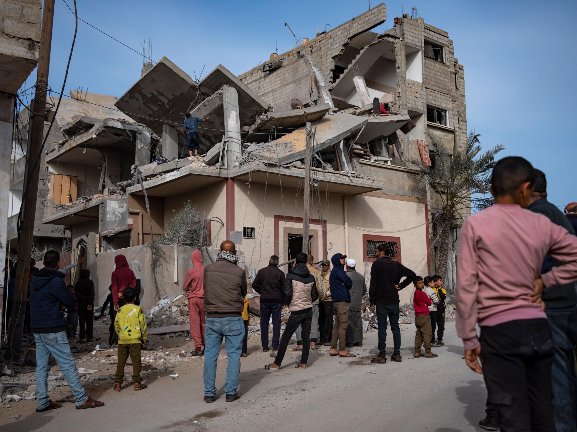 Bombardemang lyser upp natthimlen över Rafah