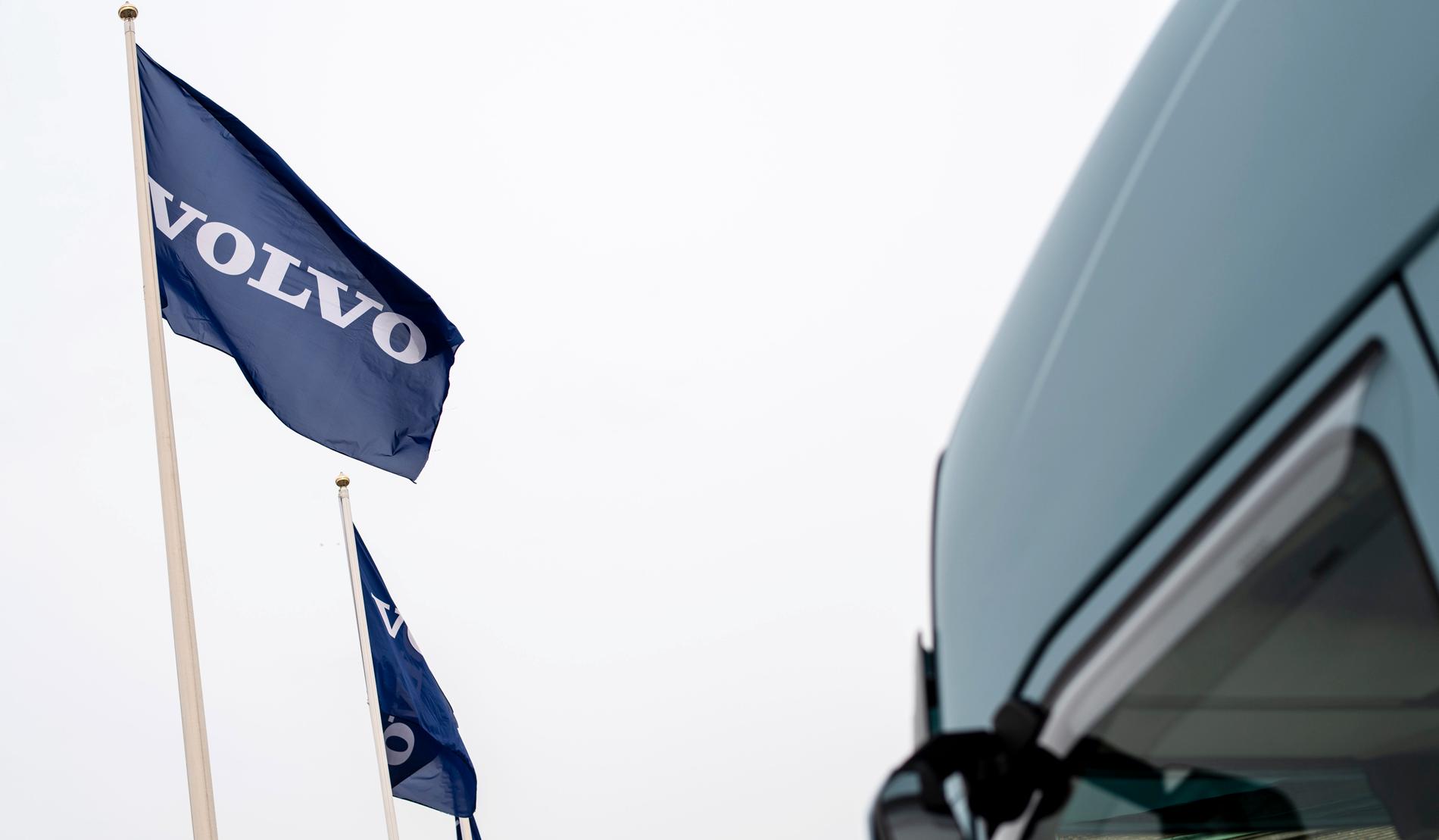 AB Volvo får kritik efter bonusutdelning till toppchefer.