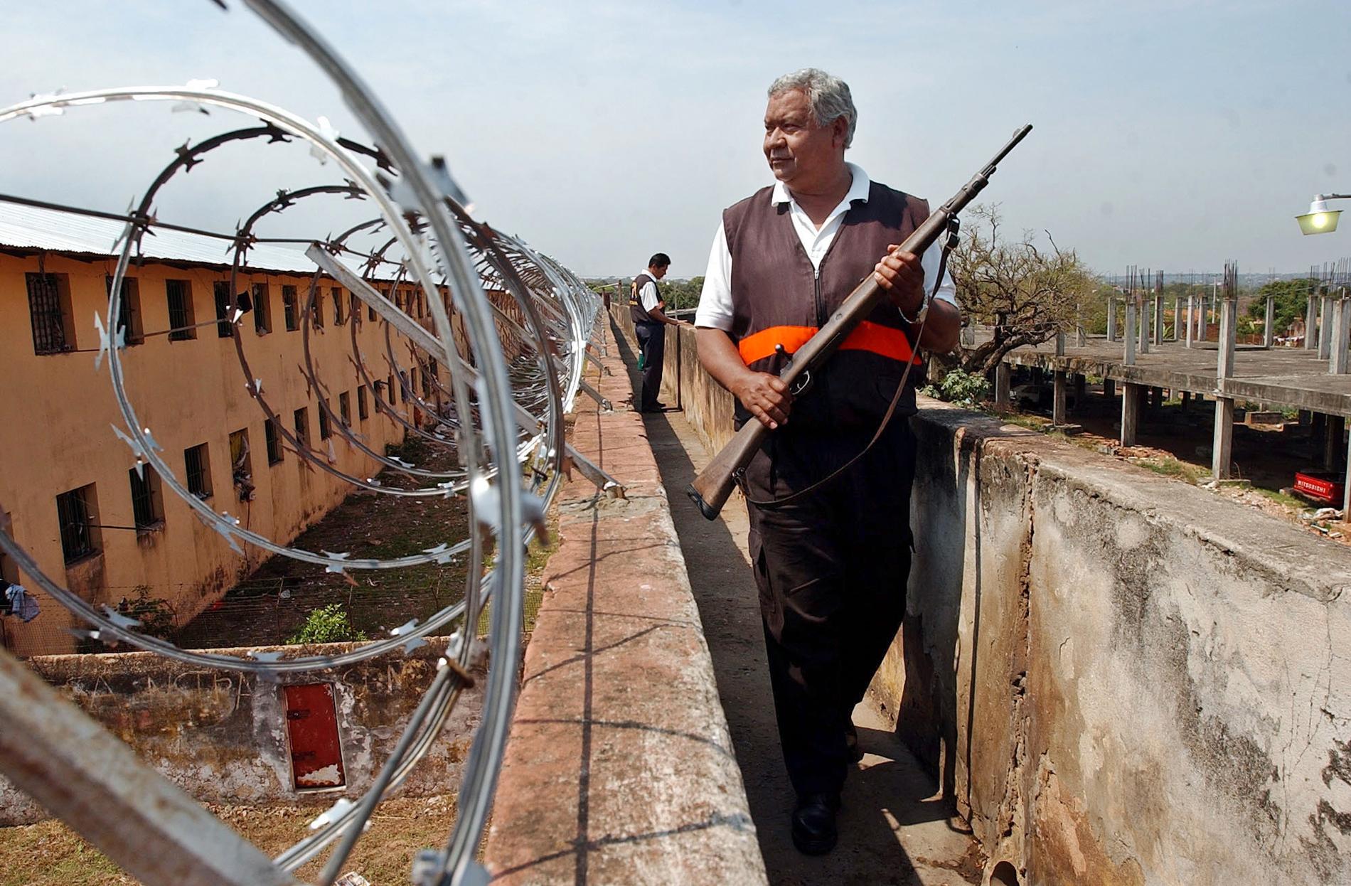 En vakt patrullerar ett fängelse i Paraguay. Arkivbild.