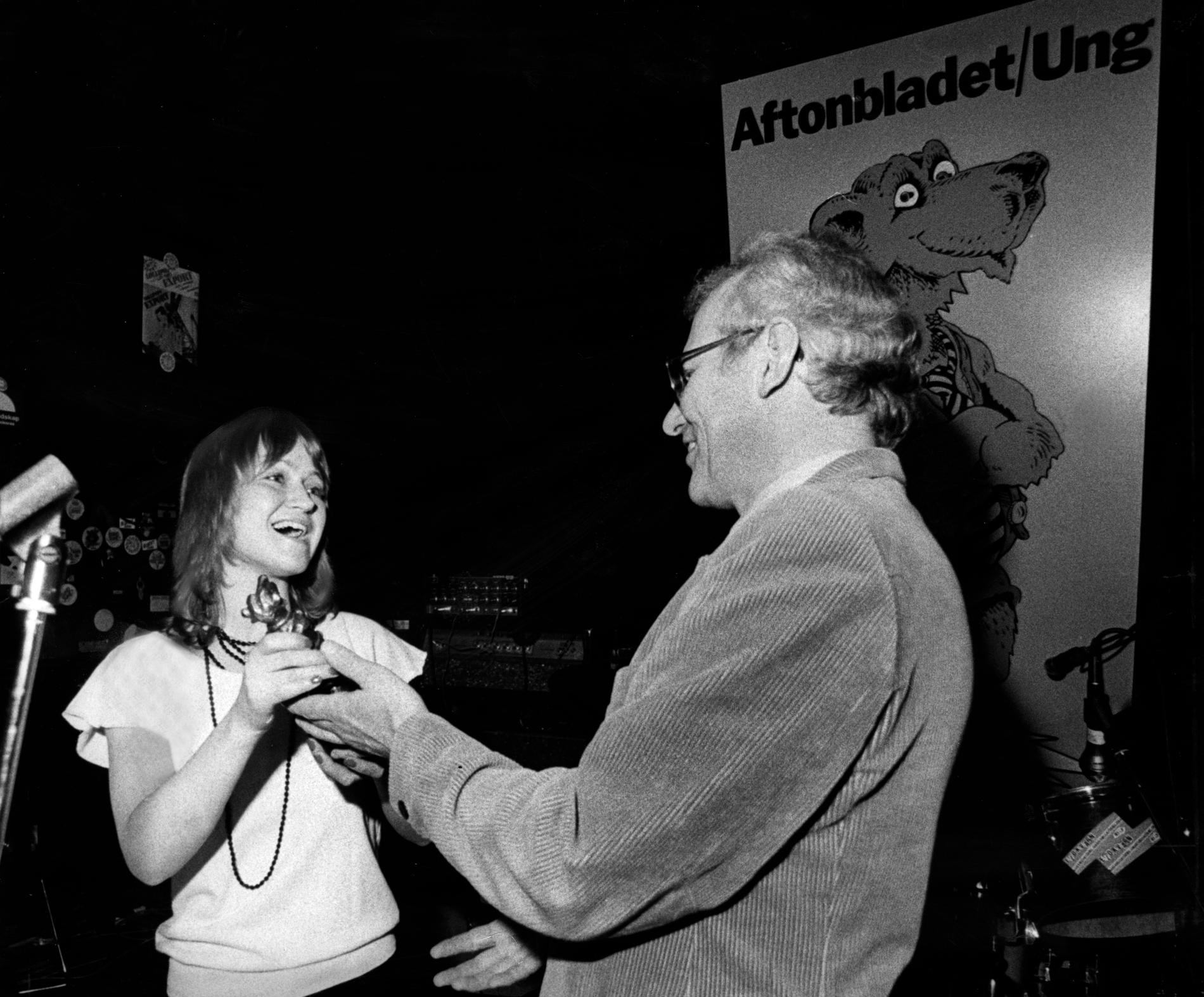 Liza Öhman i februari 1981. Hon får den första Rockbjörnen någonsin för Sveriges bästa kvinnliga artist, utdelare var Aftonbladets dåvarande vd Bengt Löthen.
