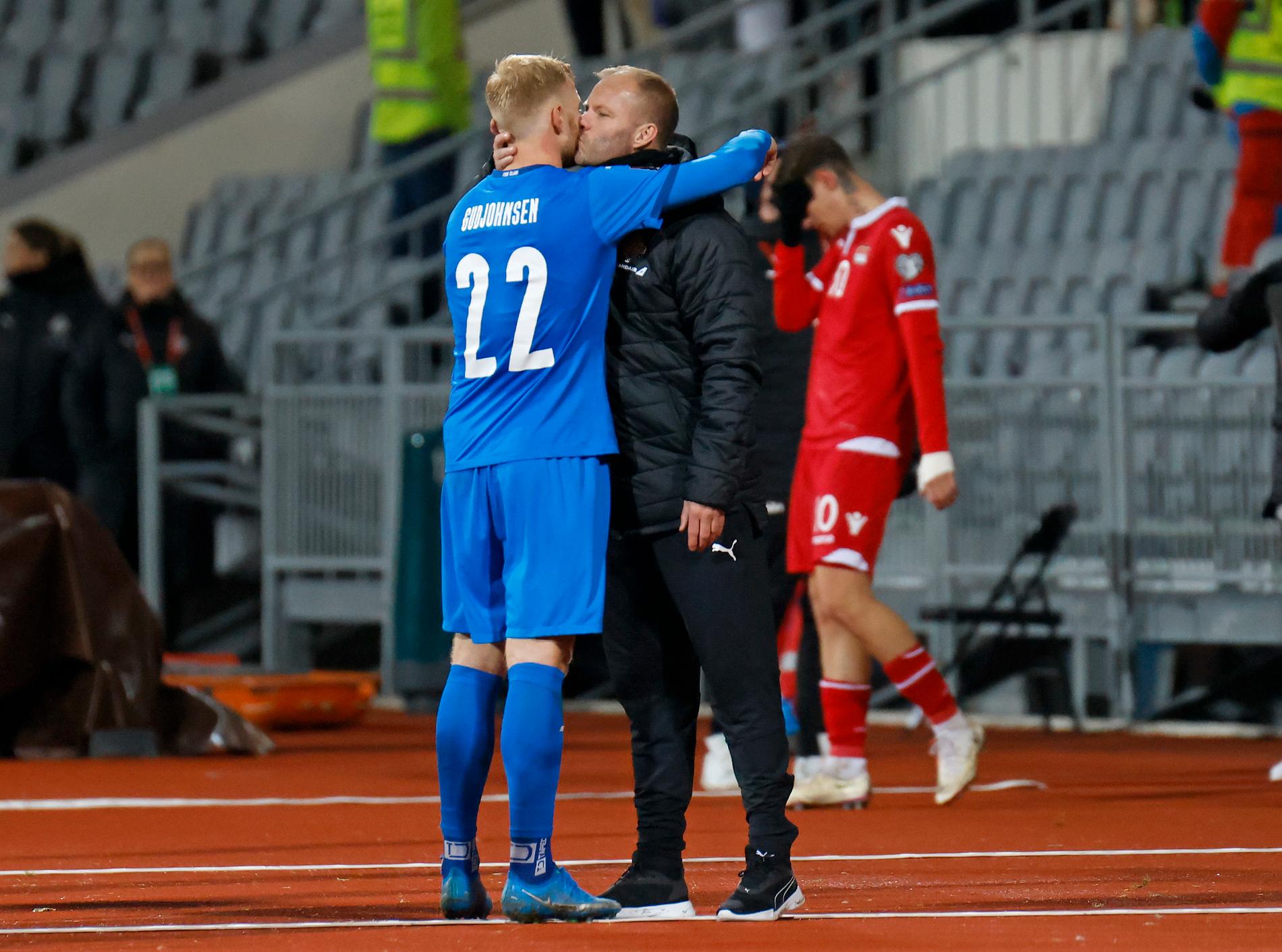 Andri Lucas Gudjohnsen kramar om sin pappa Eidur Gudjohnsen.