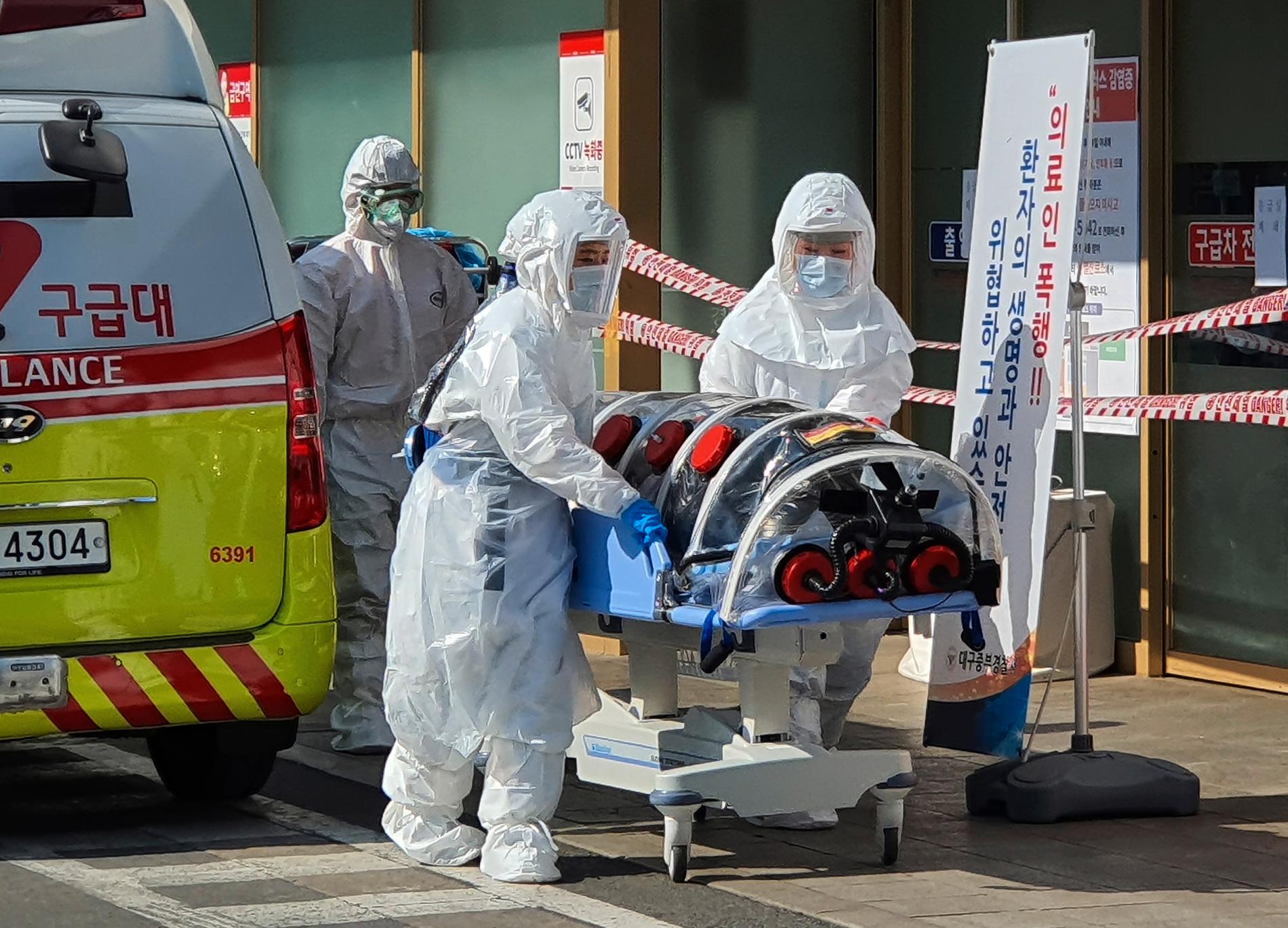 En person som tros ha smittats av coronaviruset tas emot vid ett sjukhus i Daegu, Sydkorea.
