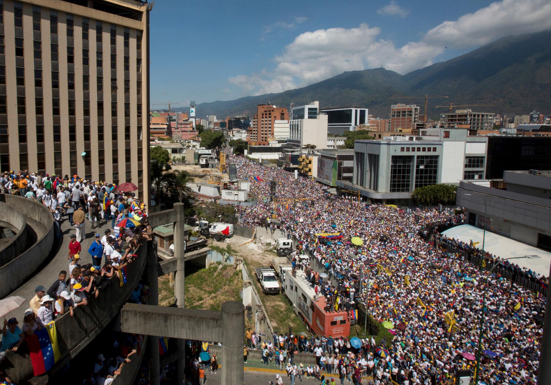 Regimkritiska demonstranter i huvudstaden Caracas.