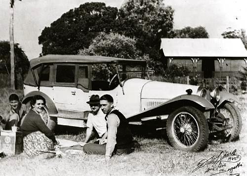Odaterad bild på bilen, förmodligen tagen på 1930-talet. Foto: Bonhams