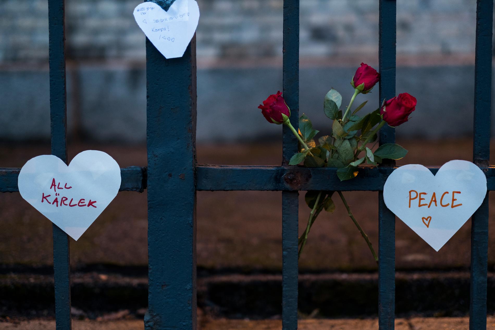 Blommor och pappershjärtan sattes upp på grindarna till synagogan i Göteborg efter attacken förra vintern. Arkivbild.