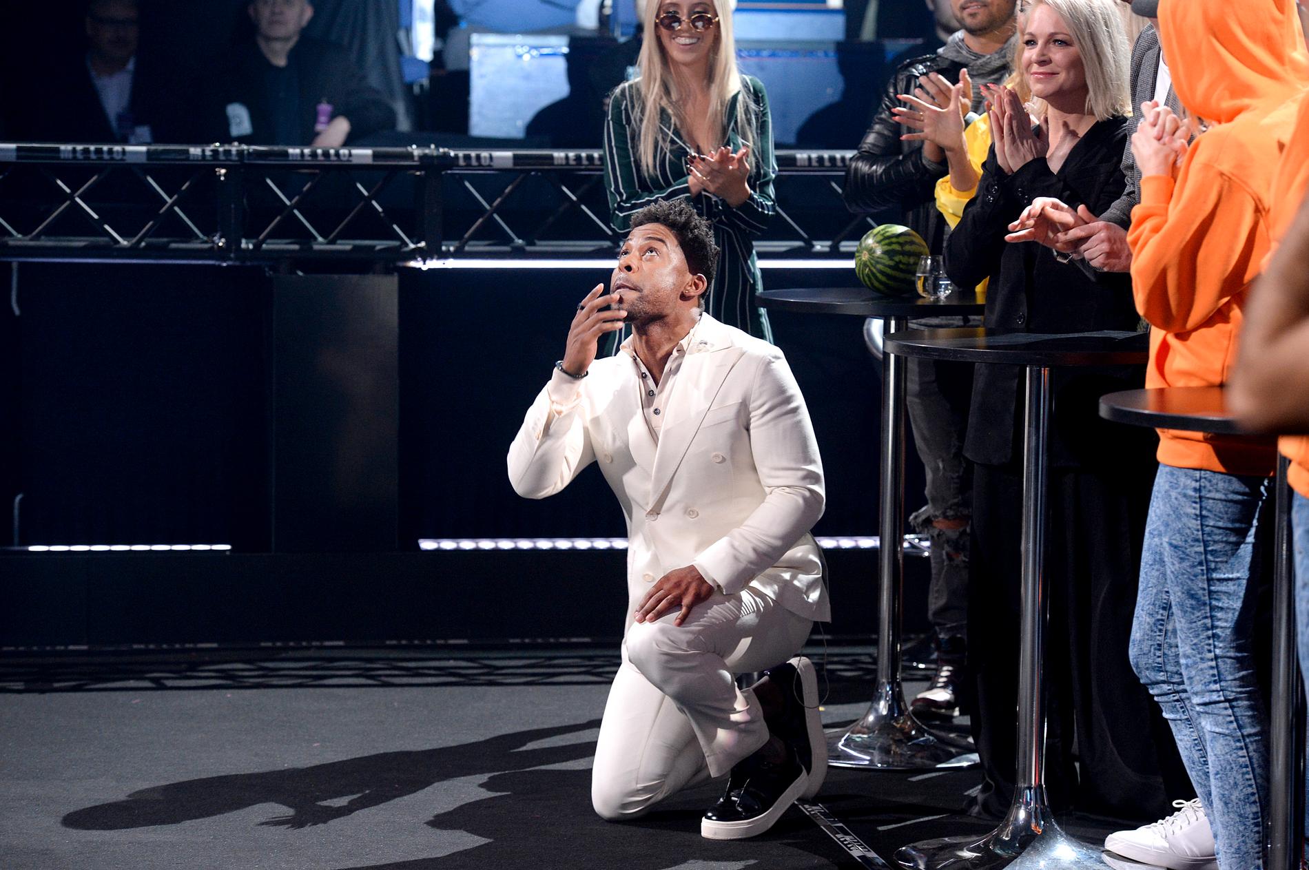 John Lundvik föll ner på knä när han fått resultatet och insåg att han tagit sig till final i Melodifestivalen 2018.