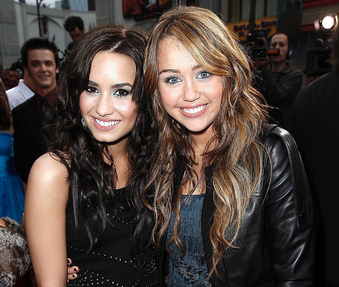 Lika som svär ... fast inte på den här bilden från 2009 när Demi Lovato och Miley Cyrus fortfarande följde Disneys regler.
