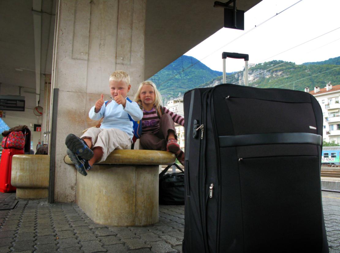 Tummen upp för tåget! Hubert och Helga väntar i Trento.