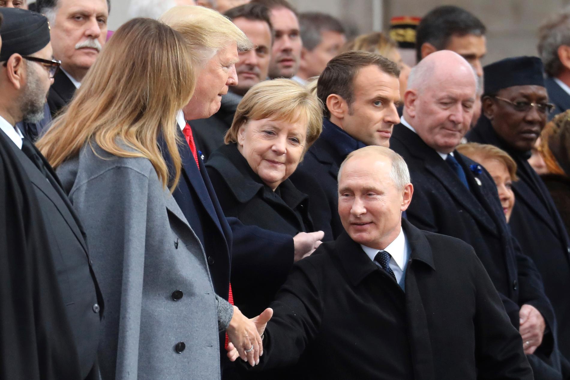 USA:s president Donald Trump hälsar på Rysslands president Vladimir Putin vid en ceremoni i Paris i november där hundraårsdagen av första världskrigets slut högtidlighölls.