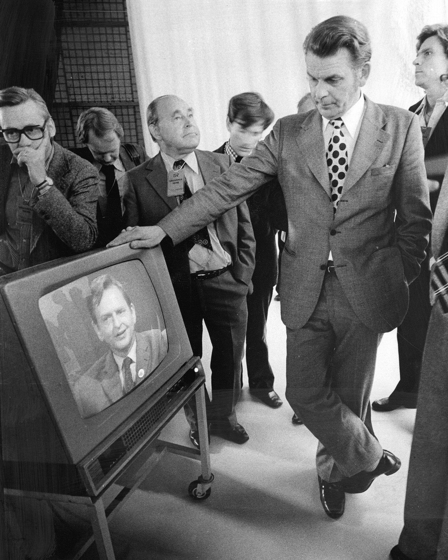 Riksdagsvalet 1976. Thorbjörn Fälldin segrade i valet och ser Olof Palme på tv där han erkänner sig besegrad.