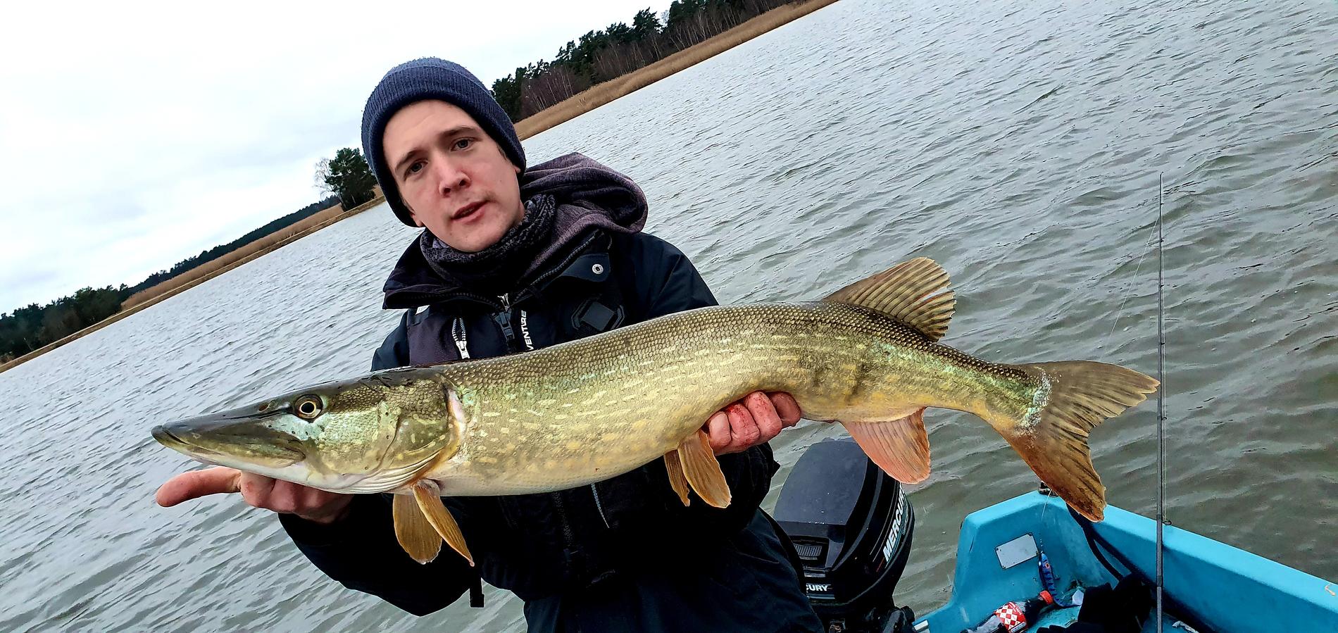 Erik Karlsson fiskar nästan varje helg tillsammans med Johan Engberg.