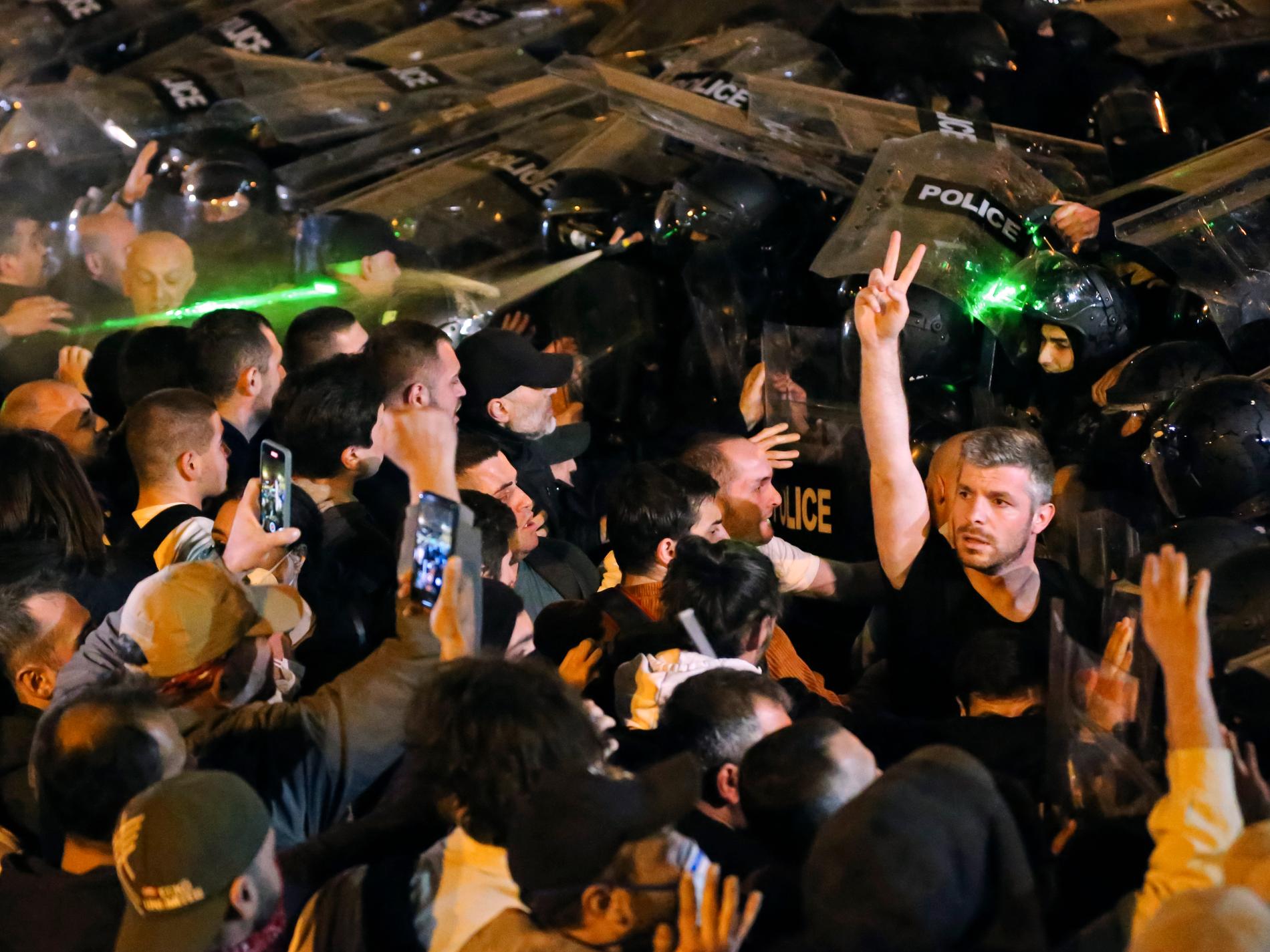 Polisvåld och pepparsprej under georgisk protest