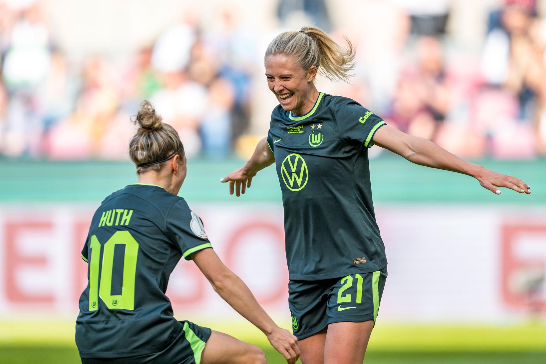 Rebecka Blomqvist, höger, satte avgörande 2–1-målet för Wolfsburg i cupfinalen mot Freiburg. Här firar hon tillsammans med Svenja Huth.