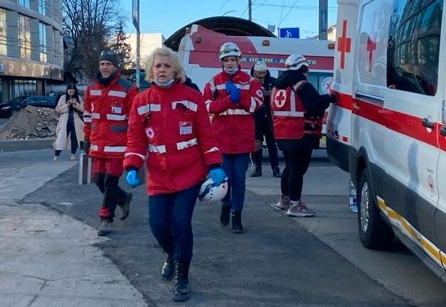 Här är hjälparbetare på plats i Kiev. De har utbildat 1 000 människor i första hjälpen medan de hjälpt sig i skyddsrum och nere på tunnelbanestationer. De har också hjälpt till att evakuera personer med funktionsnedsättningar samt delat ut 30 000 paket med mat och hygienprodukter. 