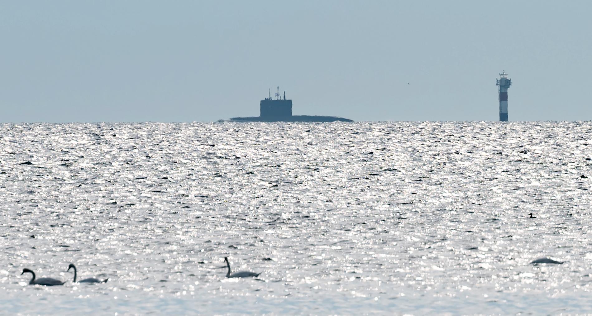 En rysk ubåt passerar på lördagskvällen genom Öresund.