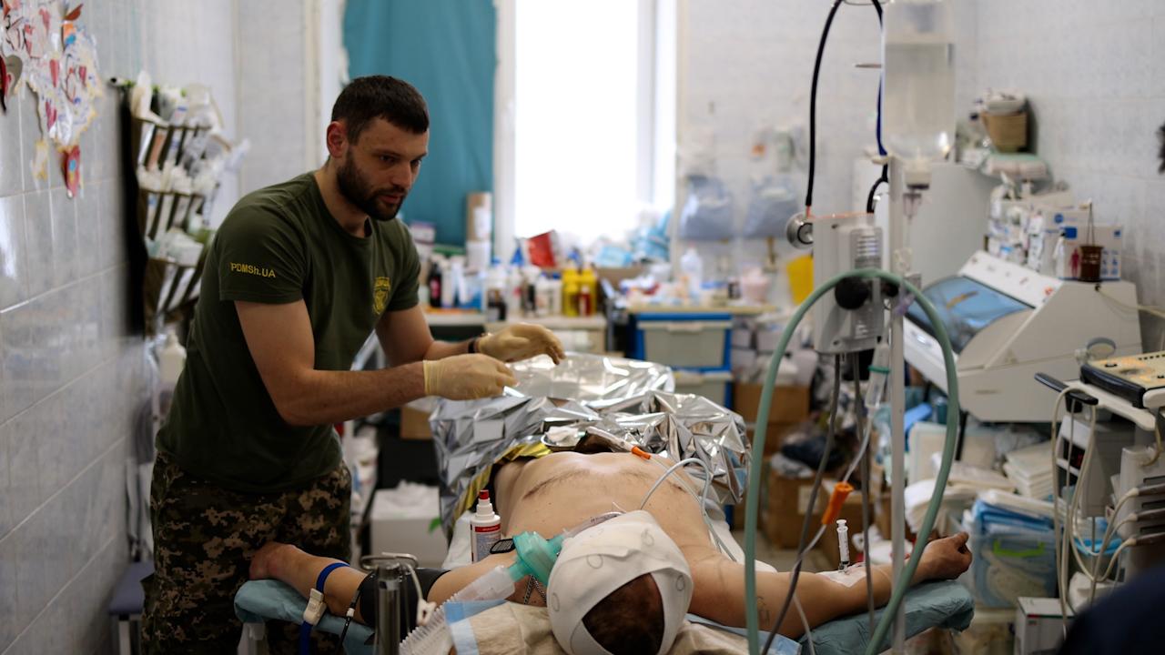 Sjukvårdare vid fronten, på hemlig ort, i Ukraina med skadad soldat. 