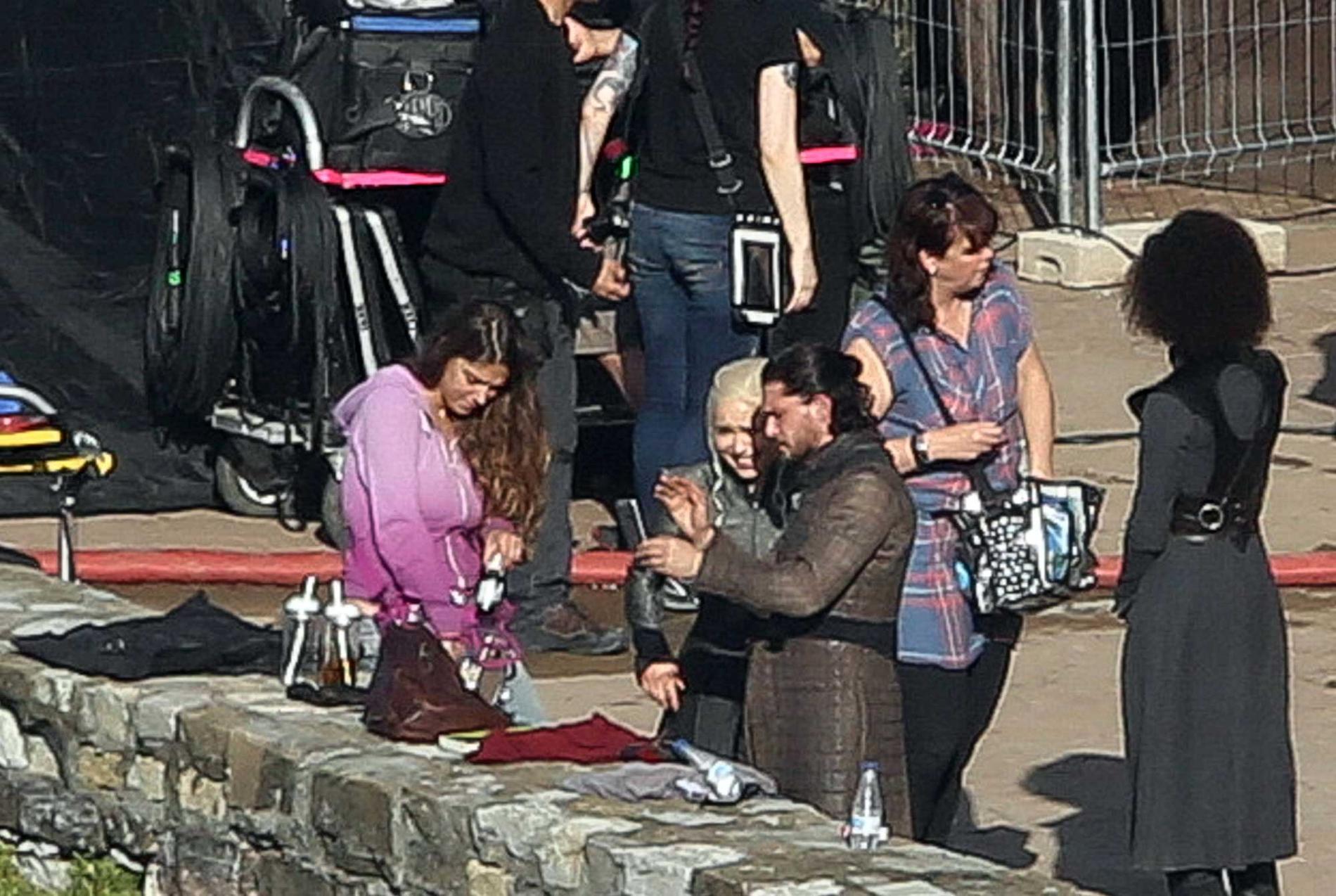 Kit Harrington och Emilia Clarke passar på att ta en selfie i en paus av inspelningen av ”Game of thrones” i norra Spanien.