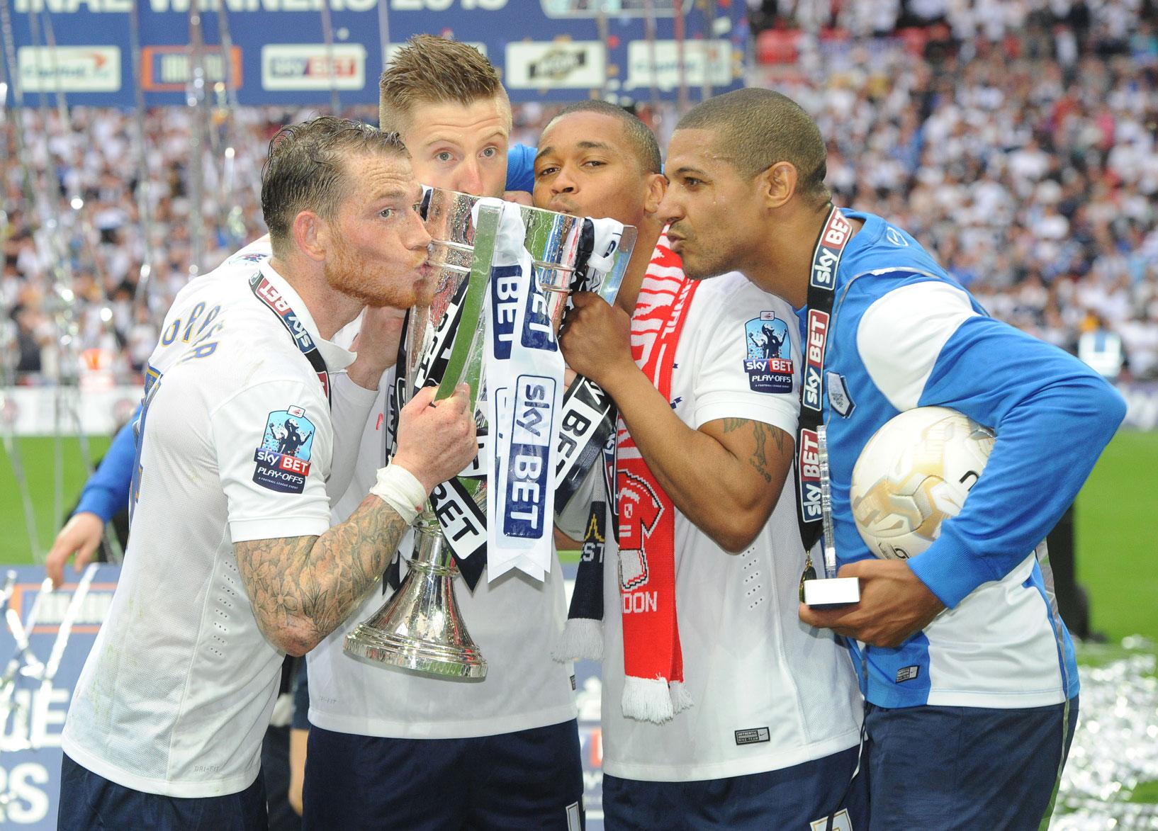 Preston North Ends Jermaine Beckford (höger) firar avancemanget med sina lagkamrater på Wembley.